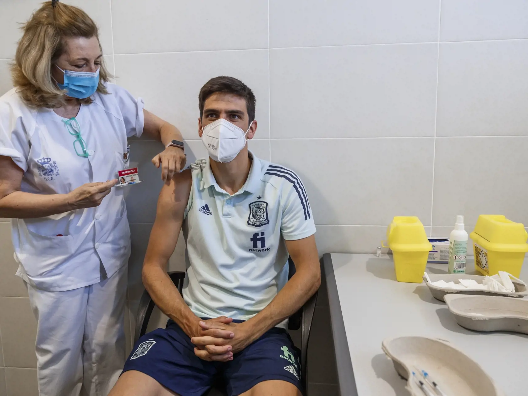 JB 5 Madrid - Španielsky hráč Gerard Moreno dostáva vakcínu proti ochoreniu COVID-19 počas očkovania futbalových reprezentantov Španielska  v Madride 11. júna 2021. Stalo sa tak po tom, čo dvoch hráčov izolovali po pozitívnych testoch na COVID-19. FOTO TASR/AP

In this photo released by Spanish Soccer Federation (RFEF), Spain's Gerard Moreno receives a COVID-19 vaccine shot at Las Rozas Sports City in Madrid, Spain, Friday, June 11, 2021. Worried that a coronavirus outbreak could derail its chan