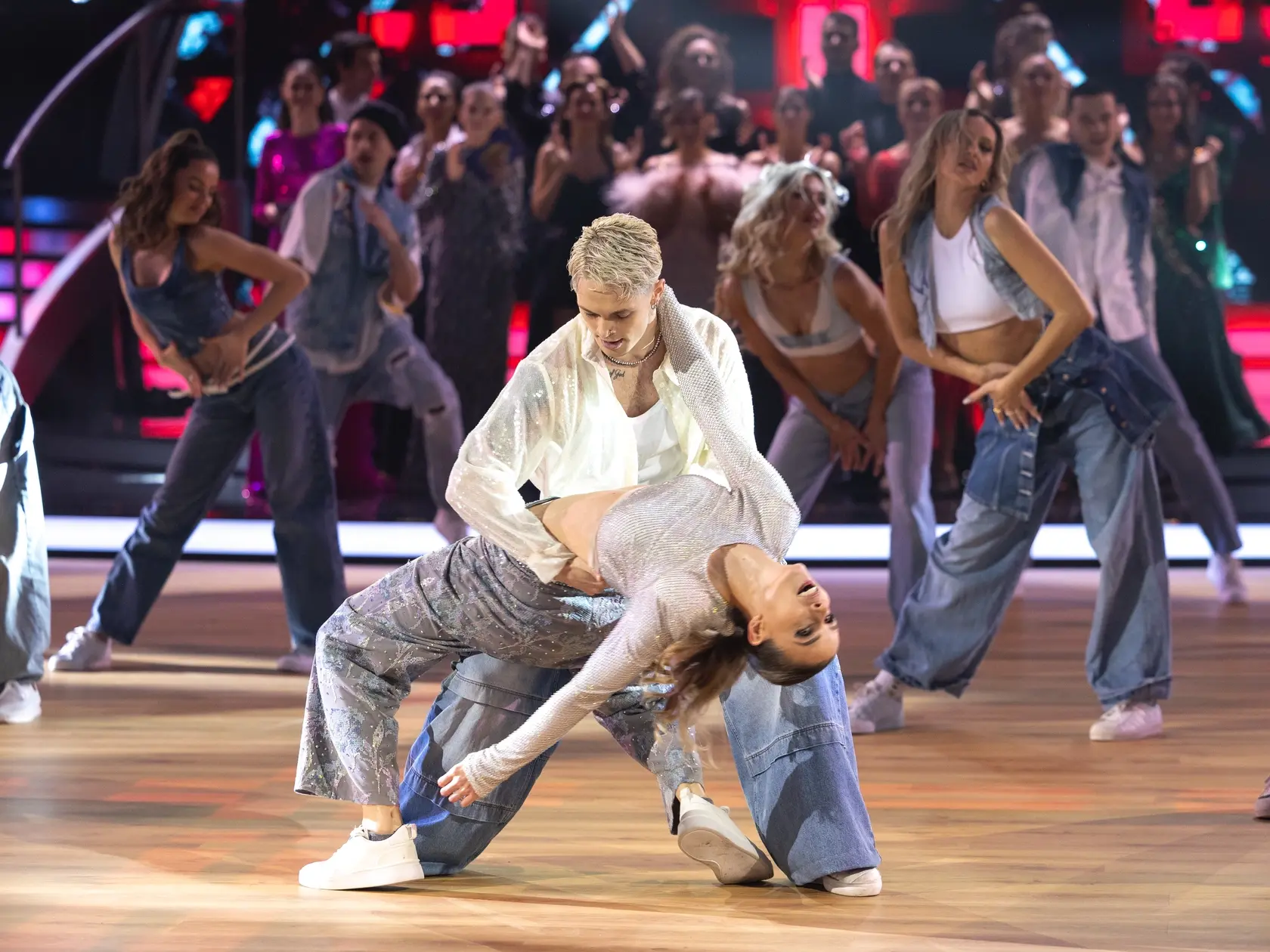 Na snímke Nela Pocisková a Matyáš Adamec počas úvodného vystúpenia piateho  kola Let's dance 2025.