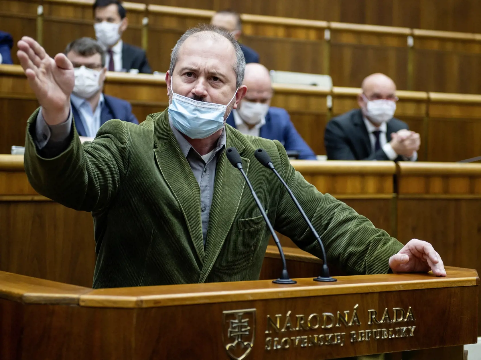 Šéf ĽSNS Marian Kotleba prišiel o poslanecký mandát.