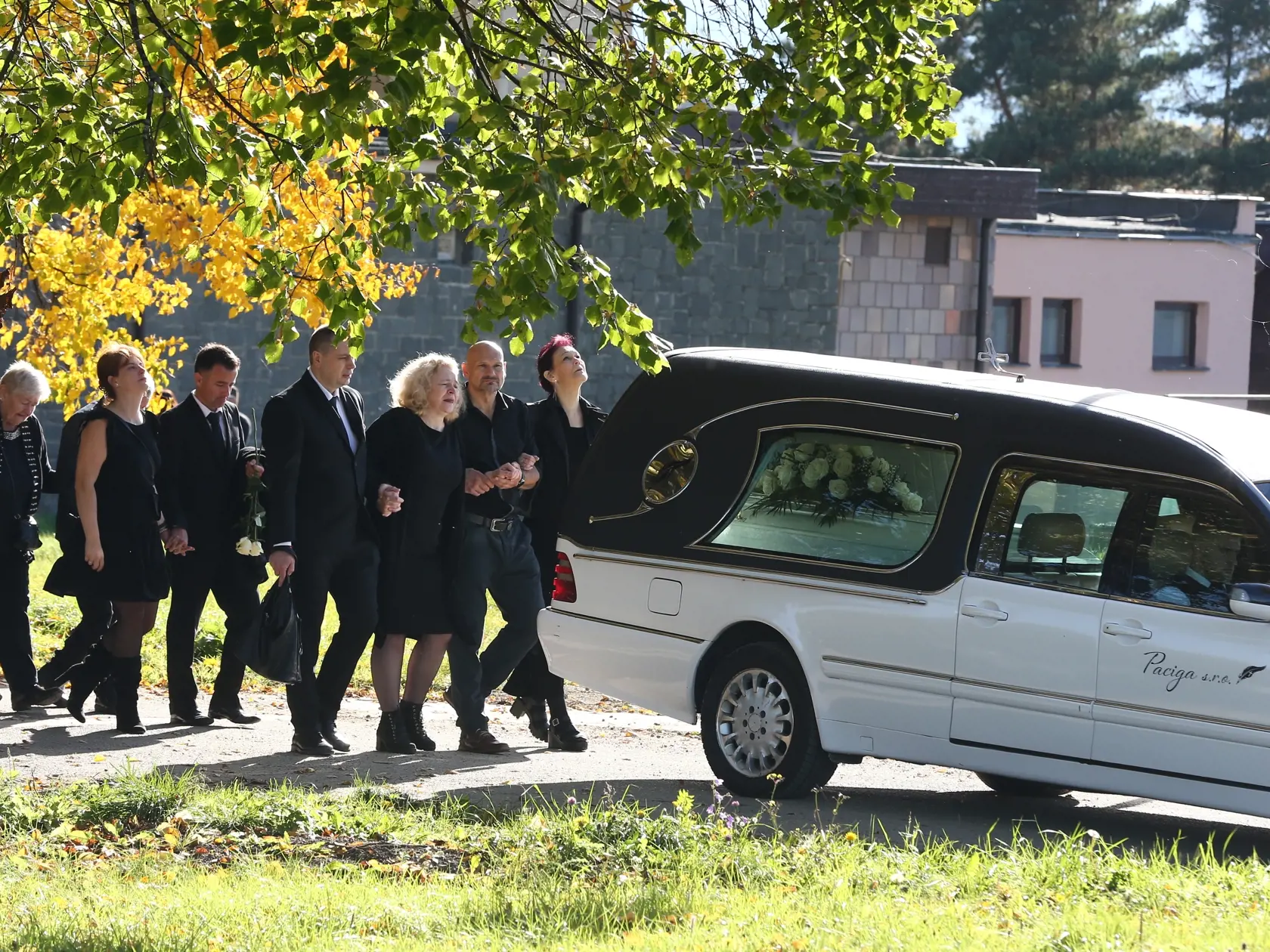 Posledná rozlúčka s nadanou študentkou Broňou. V sobotu (8.10.) sa rozlúčili rodiny Mareka a Brone so svojími milovanými deťmi, vnúčatami, a súrodencami. Ich mladé životy vyhasli vinou opitého vodiča.