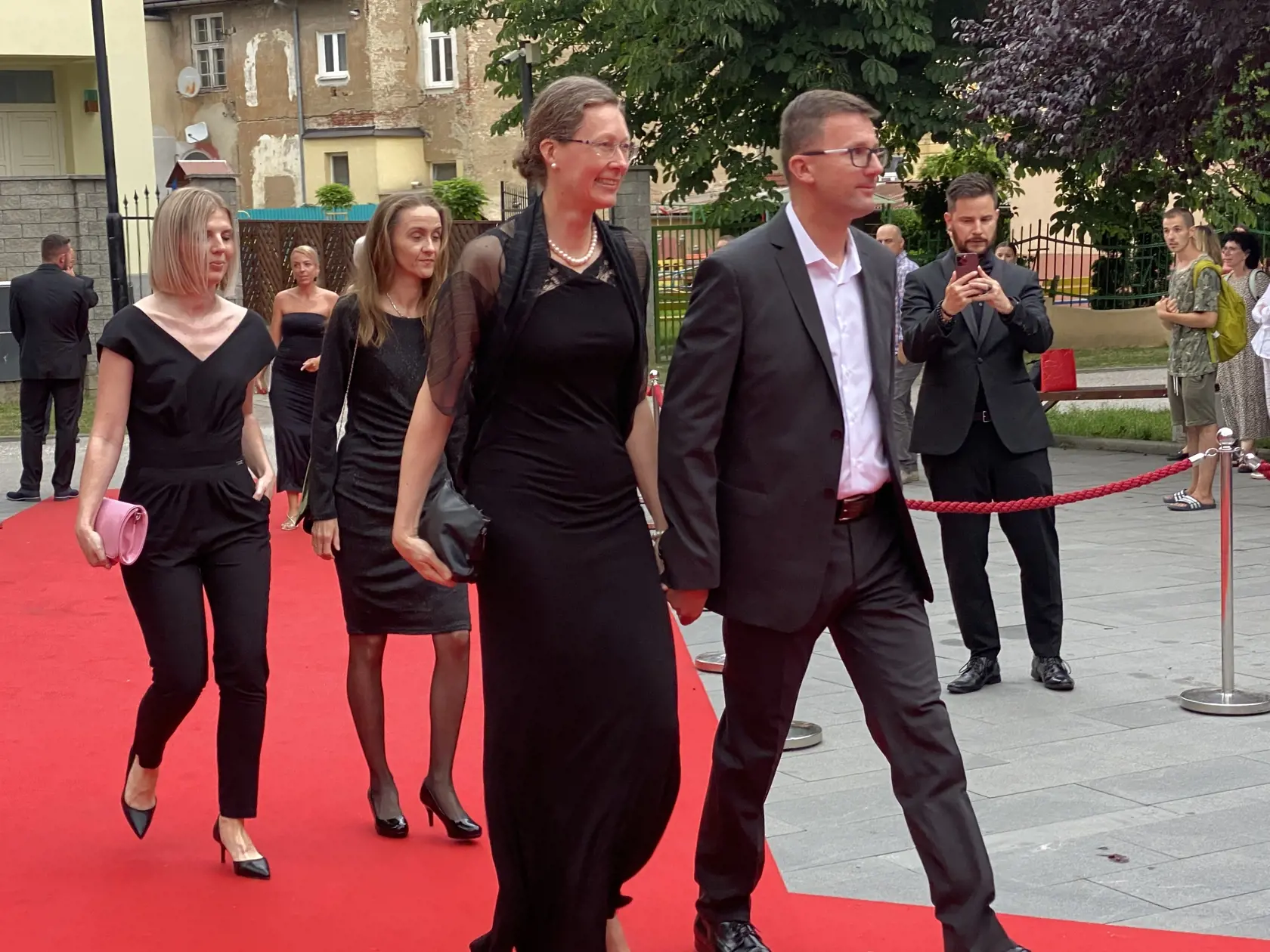 Príchod hostí na záverečný ceremoniál 30. ročníka medzinárodného festivalu Art Film Košice, na ktorom odovzdali ceny držiteľom honorárnych ocenení - Sergejovi Loznicovi, Antónii Liškovej a Marošovi Kramárovi a vyhlásili víťazov jednotlivých súťaží.
