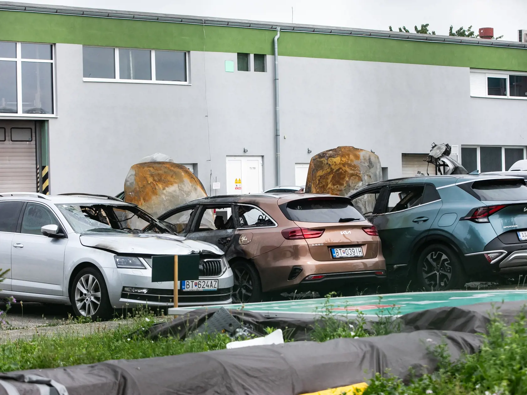 Tragický incident na gymnáziu a podpálené autá na Pestovateľskéj ulici.