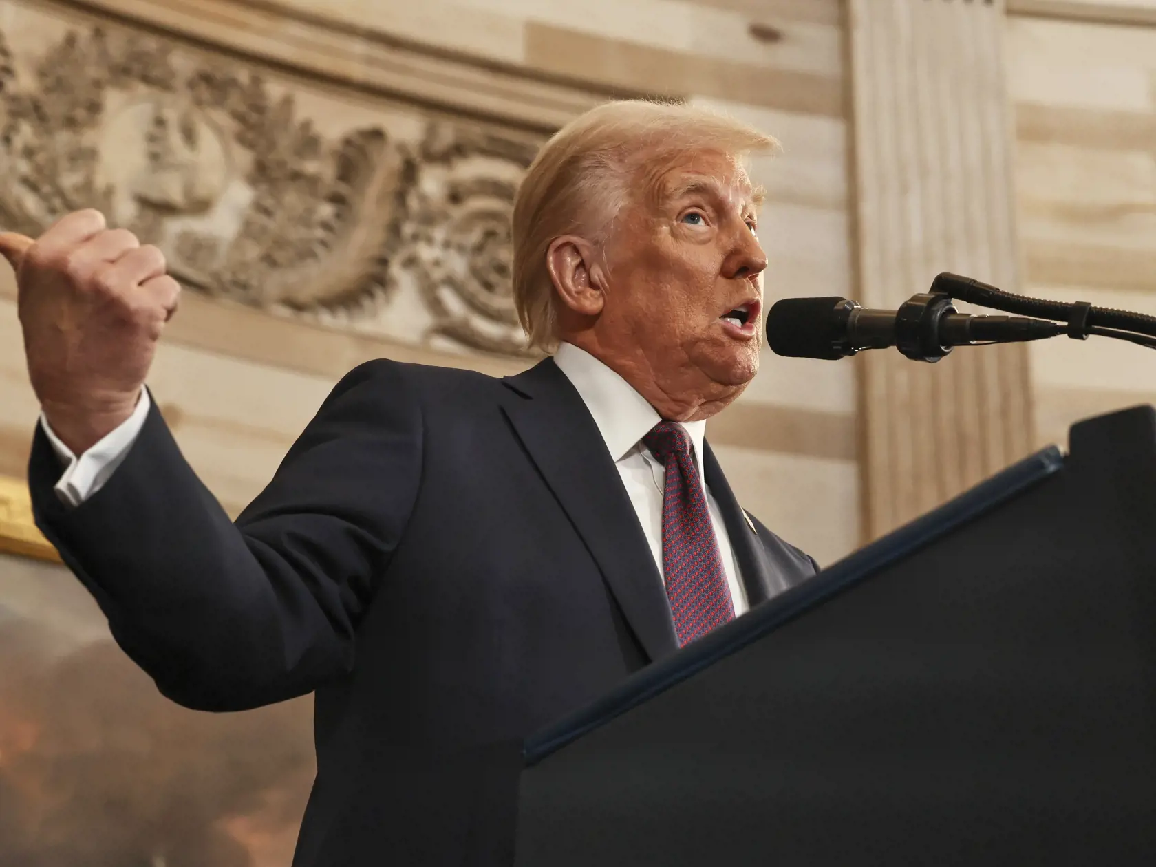 JB 39 Washington - Americký prezident Donald Trump sa prihovára po tom, ako zložil prísahu do rúk predsedu Najvyššieho súdu USA Johna Robertsa počas dnešnej inaugurácie 47. prezidenta USA Donalda Trumpa Bidena a 50. viceprezidenta JD Vancea v Rotunde amerického Kapitolu vo Washingtone 20. januára 2025. Republikán Donald Trump v rotunde amerického Kapitolu v pondelok napoludnie miestneho času (18.00 h SEČ) zložil slávnostnú prísahu na svoje druhé funkčné obdobie a stal sa tak 47. prezidentom Spojených štátov amerických. Informuje o tom TASR. FOTO TASR/AP

President Donald Trump speaks during the 60th Presidential Inauguration in the Rotunda of the U.S. Capitol in Washington, Monday, Jan. 20, 2025. (Chip Somodevilla/Pool Photo via AP)