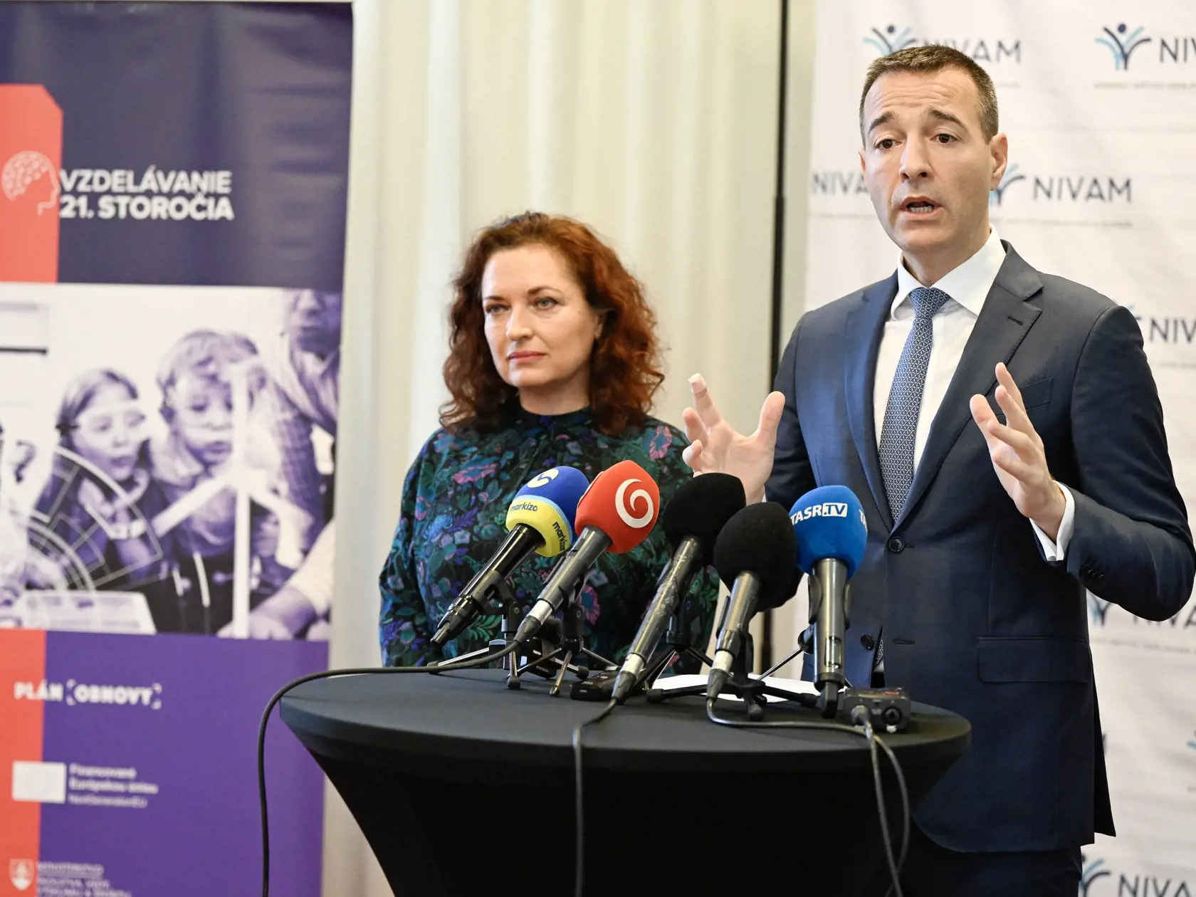 Na snímke vpravo minister školstva, výskumu, vývoja a mládeže SR Tomáš Drucker (Hlas- SD) a vľavo generálna riaditeľka Národného inštitútu vzdelávania a mládeže (NIVaM) Romana Kanovská  počas tlačovej konferencie 21. novembra 2024 v Bratislave. FOTO TASR - Pavel Neubauer


