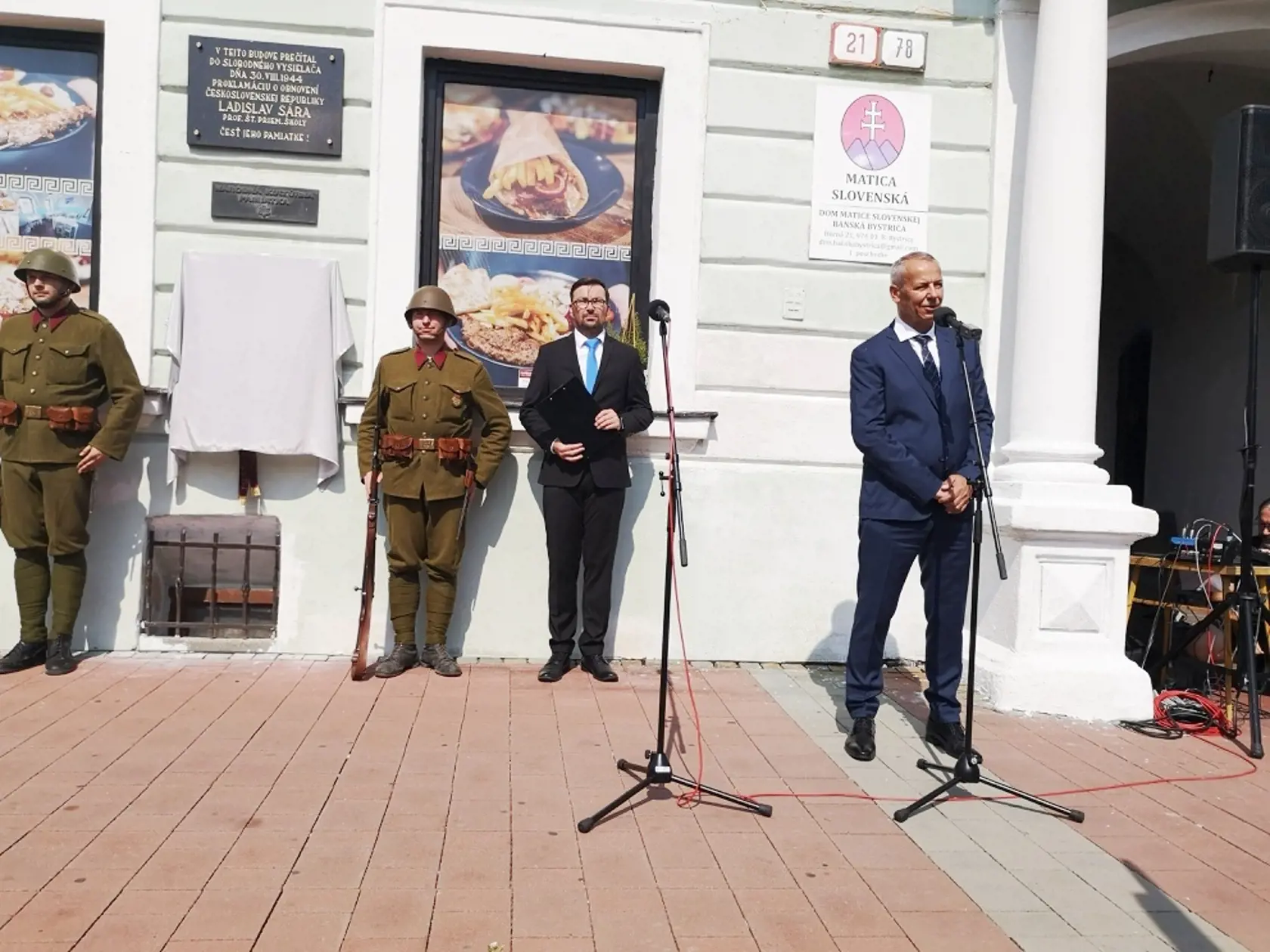 Tabuľu Slobodného slovenského vysielača odhalili priamo medzi dvomi oknami kebabu na Hornej ulici v Banskej Bystrici.