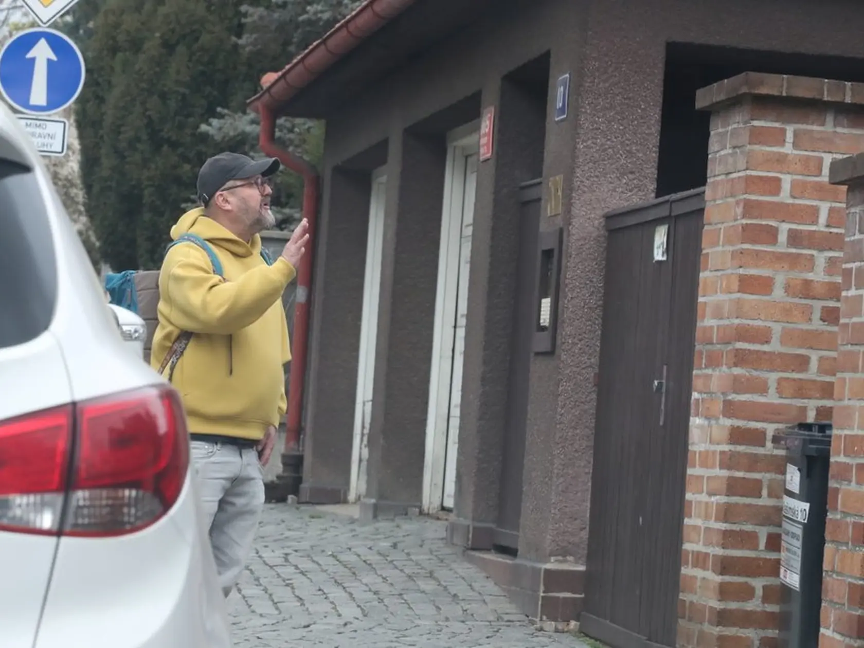Medzi ľuďmi, ktorí si prišli uctiť Aničkinu pamiatku bol aj herec Karel Zima.