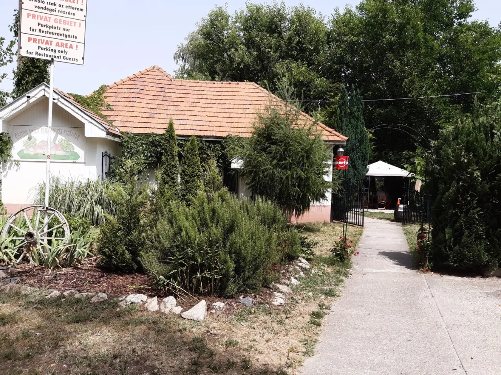 V neďalekej Moči ľudia deň po prevalení vraždy netušili, čo sa stalo len pár kilometrov od nich.