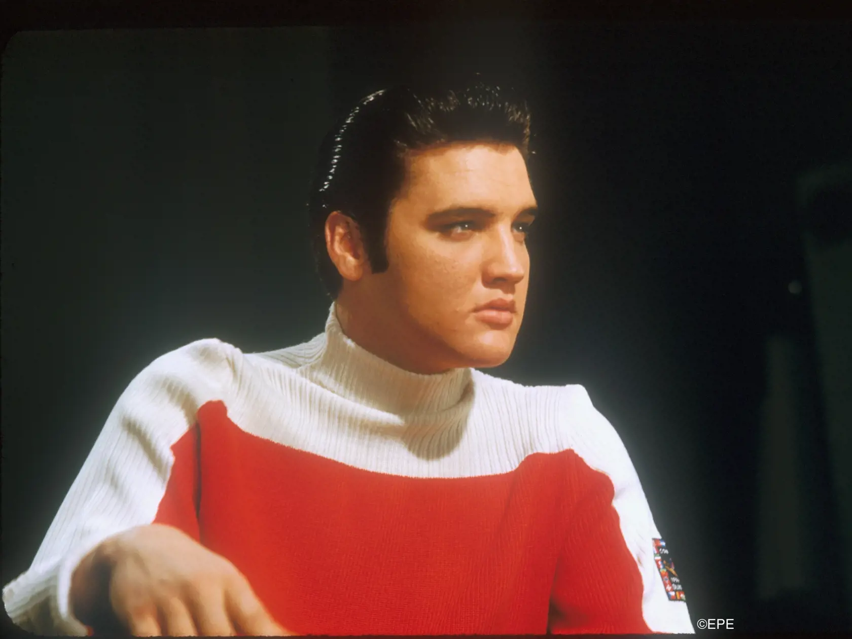 Elvis Presley je známy ako kráľ rokenrolu. Aj po všetkých tých rokoch je považovaný za jedného z najvplyvnejších hudobníkov všetkých čias, najmä ak vezmeme do úvahy, že bol jedným z prvých, ktorý priniesol rockovú hudbu do mainstreamovej hudby.