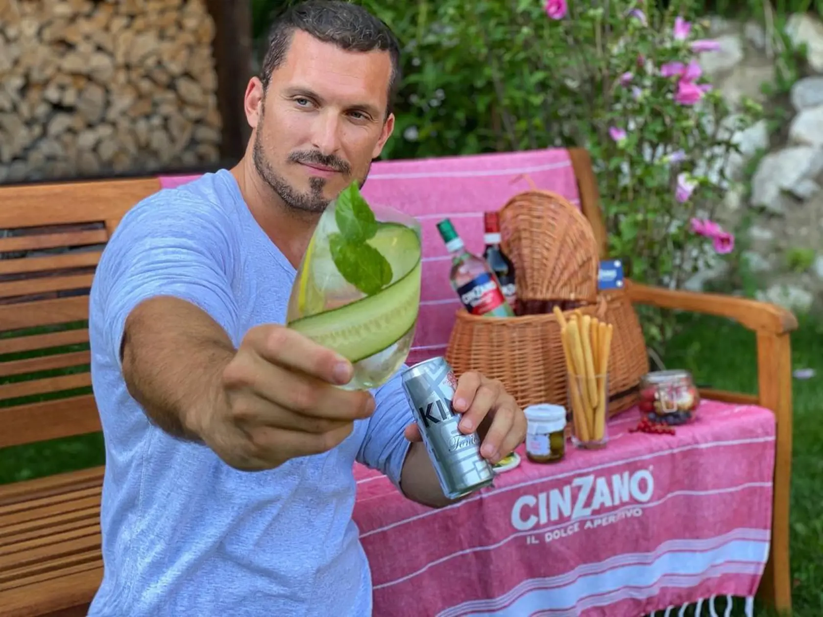 Na lavičke pred chalupou si pokojne urobí piknik.