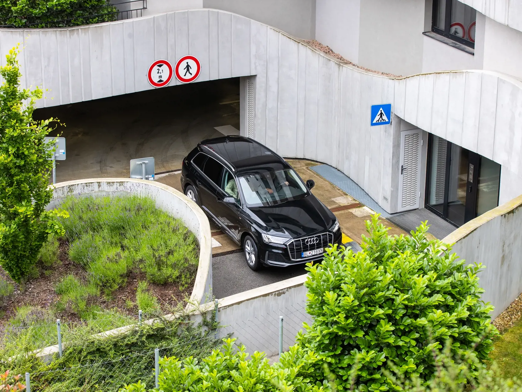 Policajný doprovod pred Sokolská residence kde býva premiér Robert Fico. 