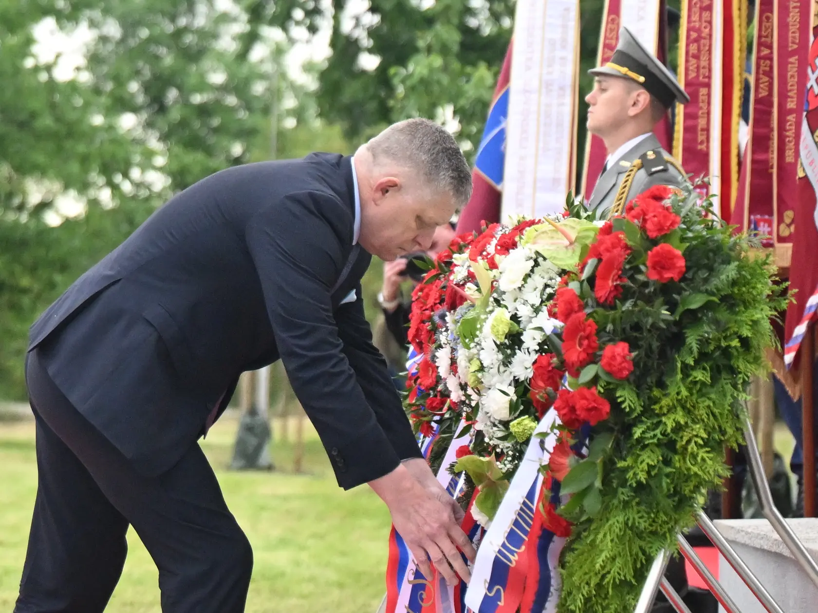 Na snímke predseda vlády SR Robert Fico (Smer-SD) počas pietneho aktu kladenia vencov pri Pomníku padlých rumunských vojakov v Piešťanoch 8. mája 2025 počas celoslovenských osláv 80. výročia víťazstva nad fašizmom. FOTO TASR - Martin Baumann

