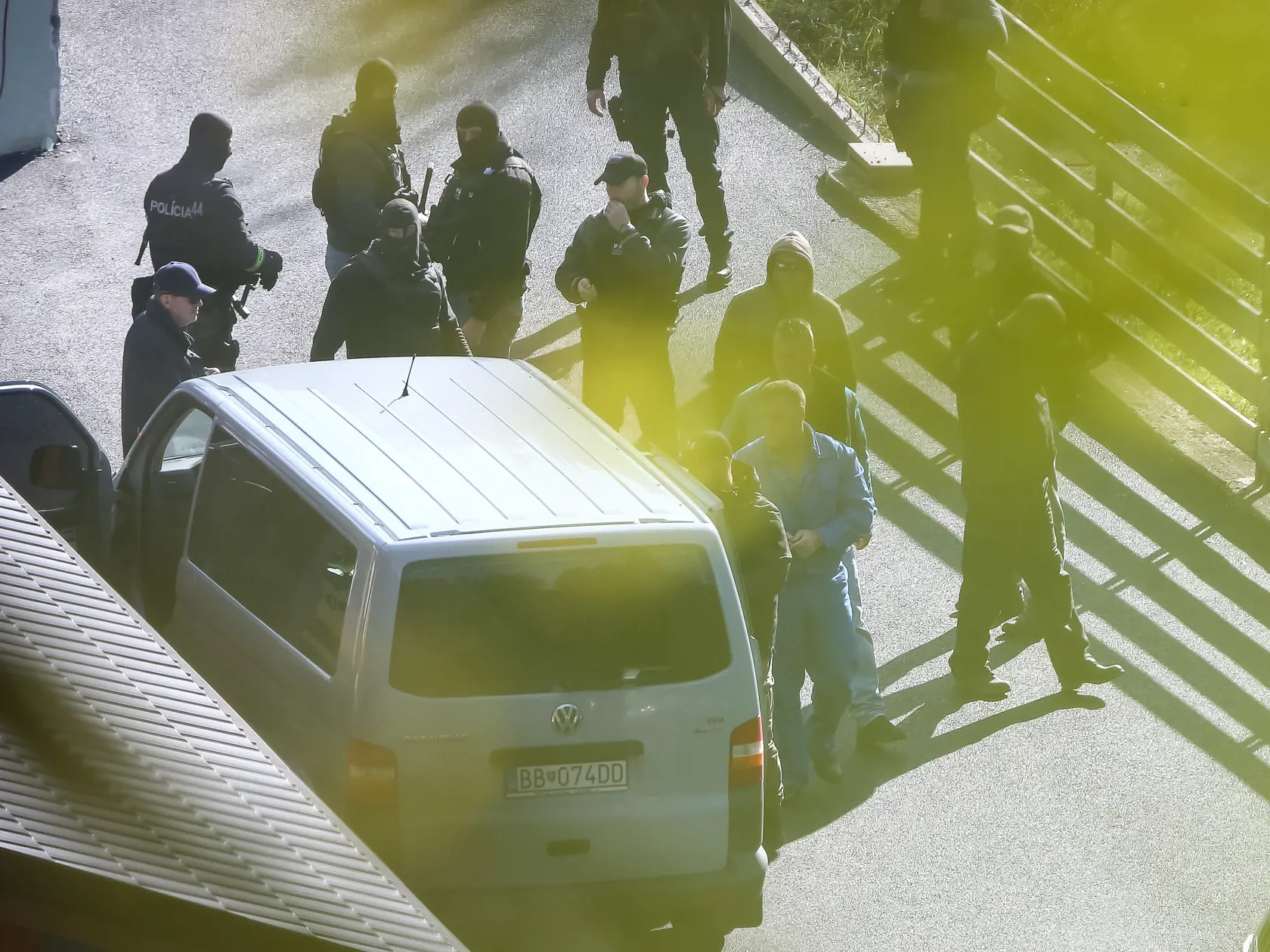 Kukláči v Bystrej: Pre rekonštrukciu mafiánskej vraždy obsadili celé okolie niekdajšieho penzióna Shark