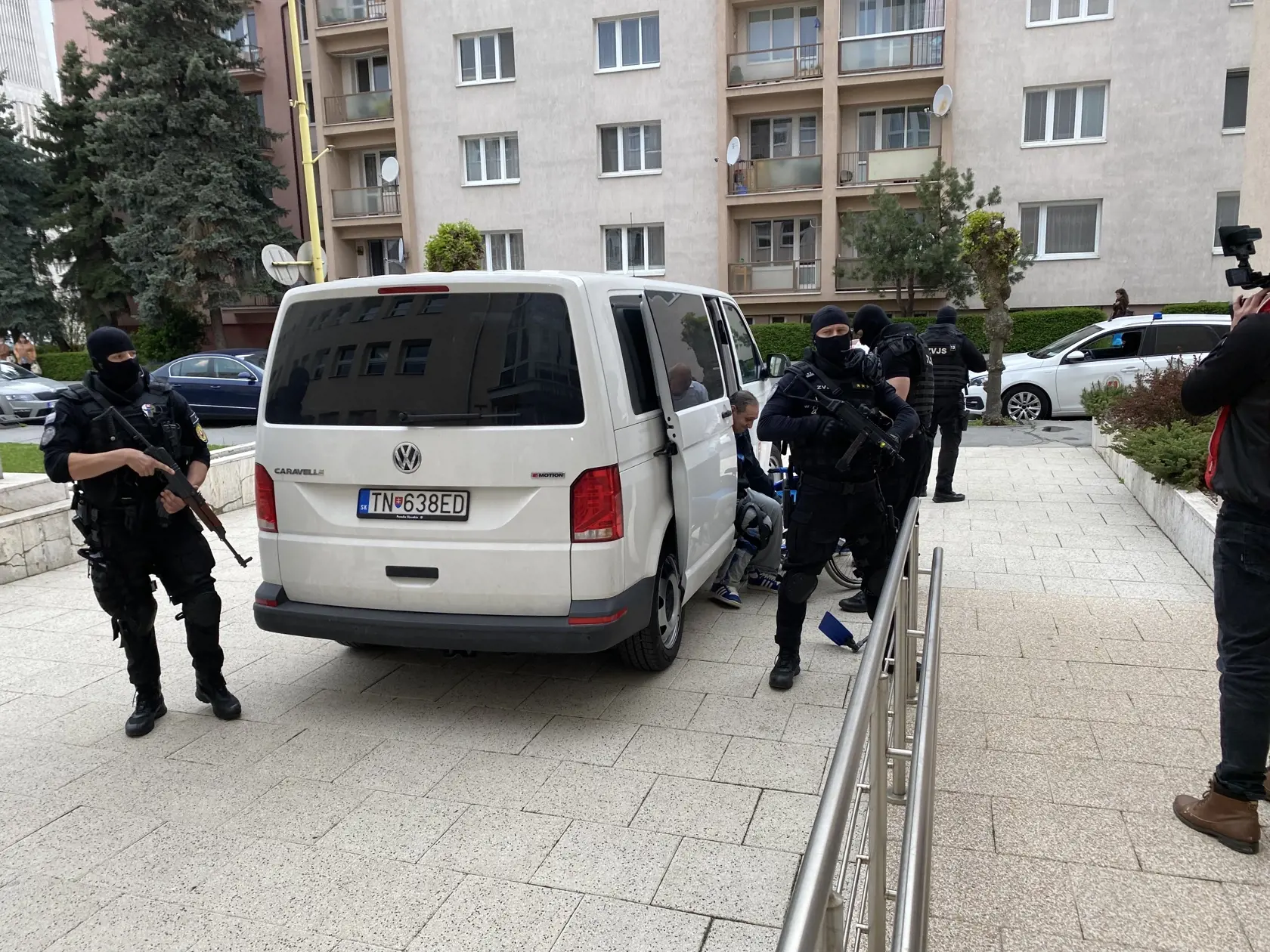 Ochrnutého odsúdeného Alexandra Horvátha, ktorý si odpykáva 23-ročný trest za mafiánske vraždy z roku 1997, mal zdravotník problém naložiť do väzenskej dodávky.
