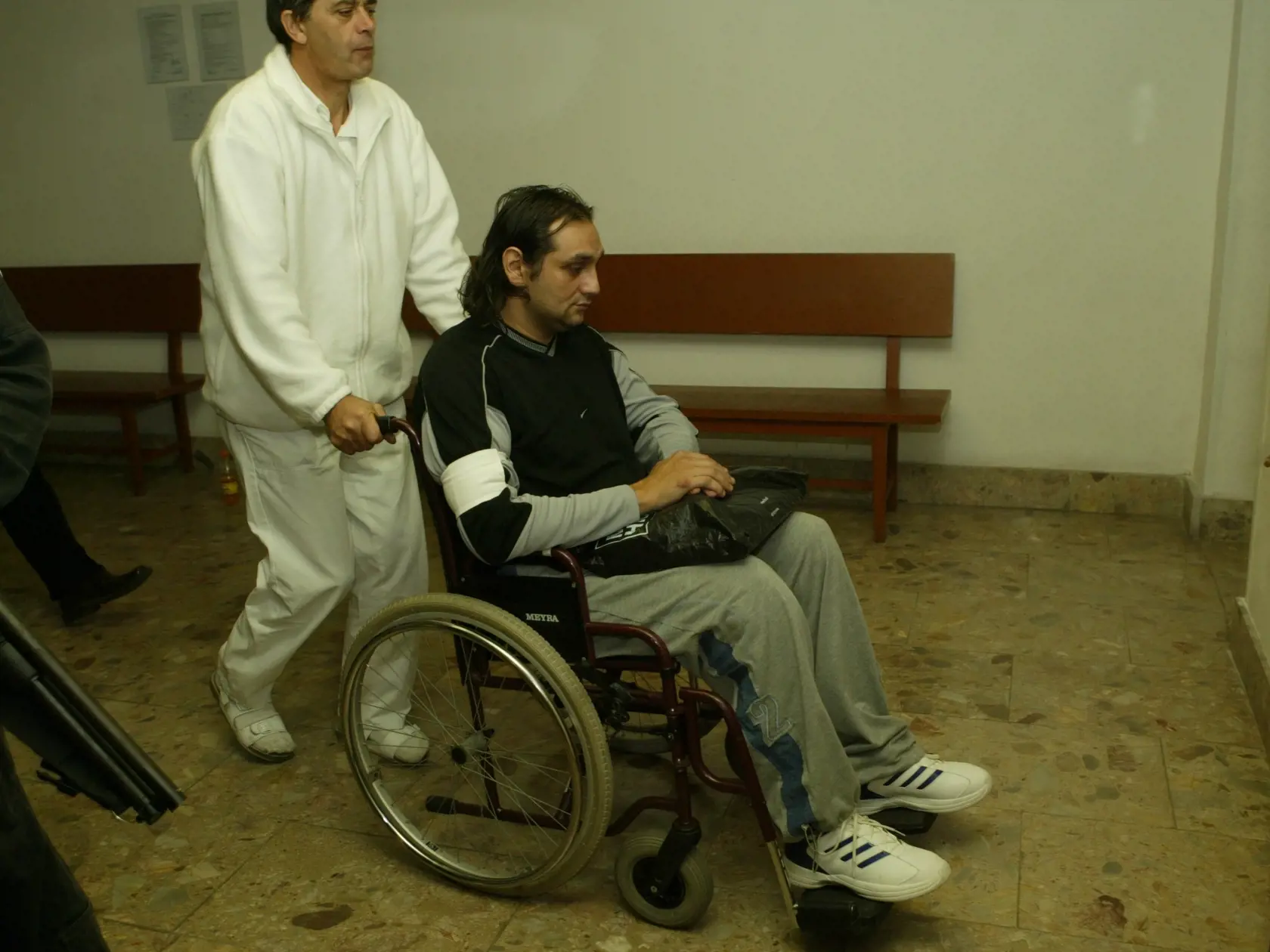 Foto z roku 2007 zo súdneho procesu v kauze vrážd Jána Kromku, Petra Klešča a pokusu o vraždu Jozefa Holuba - brata Róberta Holuba.  Ladislav Badó, Alexander Horváth (na vozíčku) a Dušan Borženský boli za tieto skutky odsúdení na 23 rokov basy v najprísnejšom stupni stráženia, Slavomír Surový pre vraždu Klešča a pokus o vraždu Holuba 15 rokov v tretej nápravnovýchovnej skupine.
