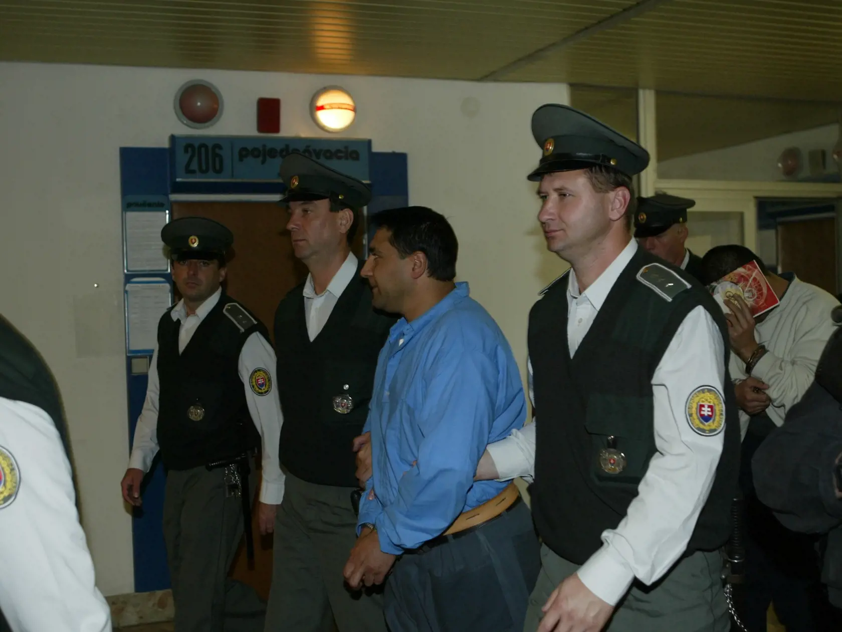 Foto z roku 2007 zo súdneho procesu v kauze vrážd Jána Kromku, Petra Klešča a pokusu o vraždu Jozefa Holuba - brata Róberta Holuba.  Ladislav Badó, Alexander Horváth a Dušan Borženský boli za tieto skutky odsúdení na 23 rokov basy v najprísnejšom stupni stráženia, Slavomír Surový pre vraždu Klešča a pokus o vraždu Holuba 15 rokov v tretej nápravnovýchovnej skupine.