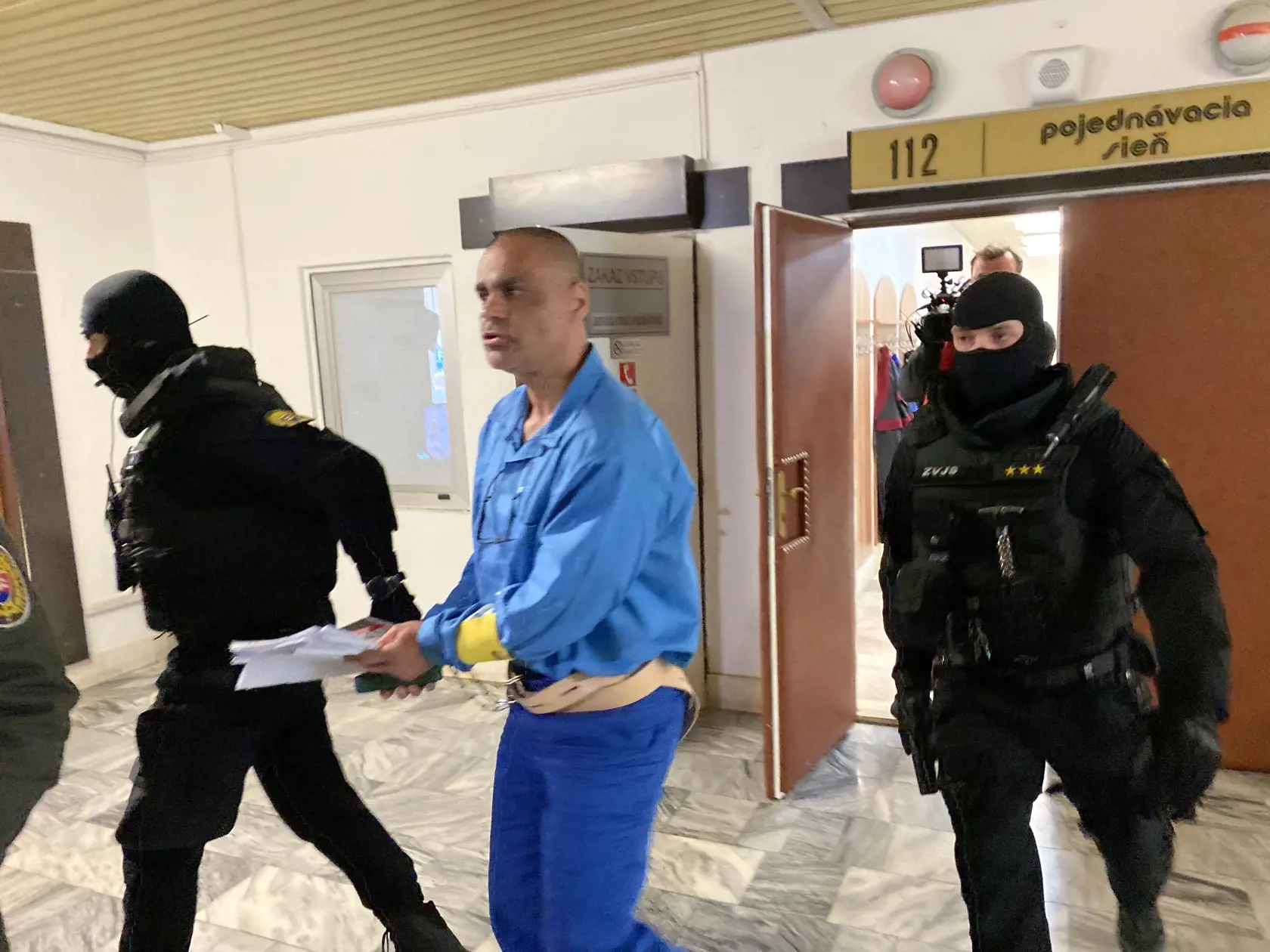 Odsúdený Ladislav Badó, člen gangu holubovcov, žiadal tiež o obnovu konania vo veci vraždy z roku 1997, pri ktorej zomrel Peter Klešč - ochrankár Jozefa Holuba, ktorý je bratom nebohého bývalého bossa košického podsvetia Róberta Holuba. Súd Badóovi nepovolil obnovu konania.
