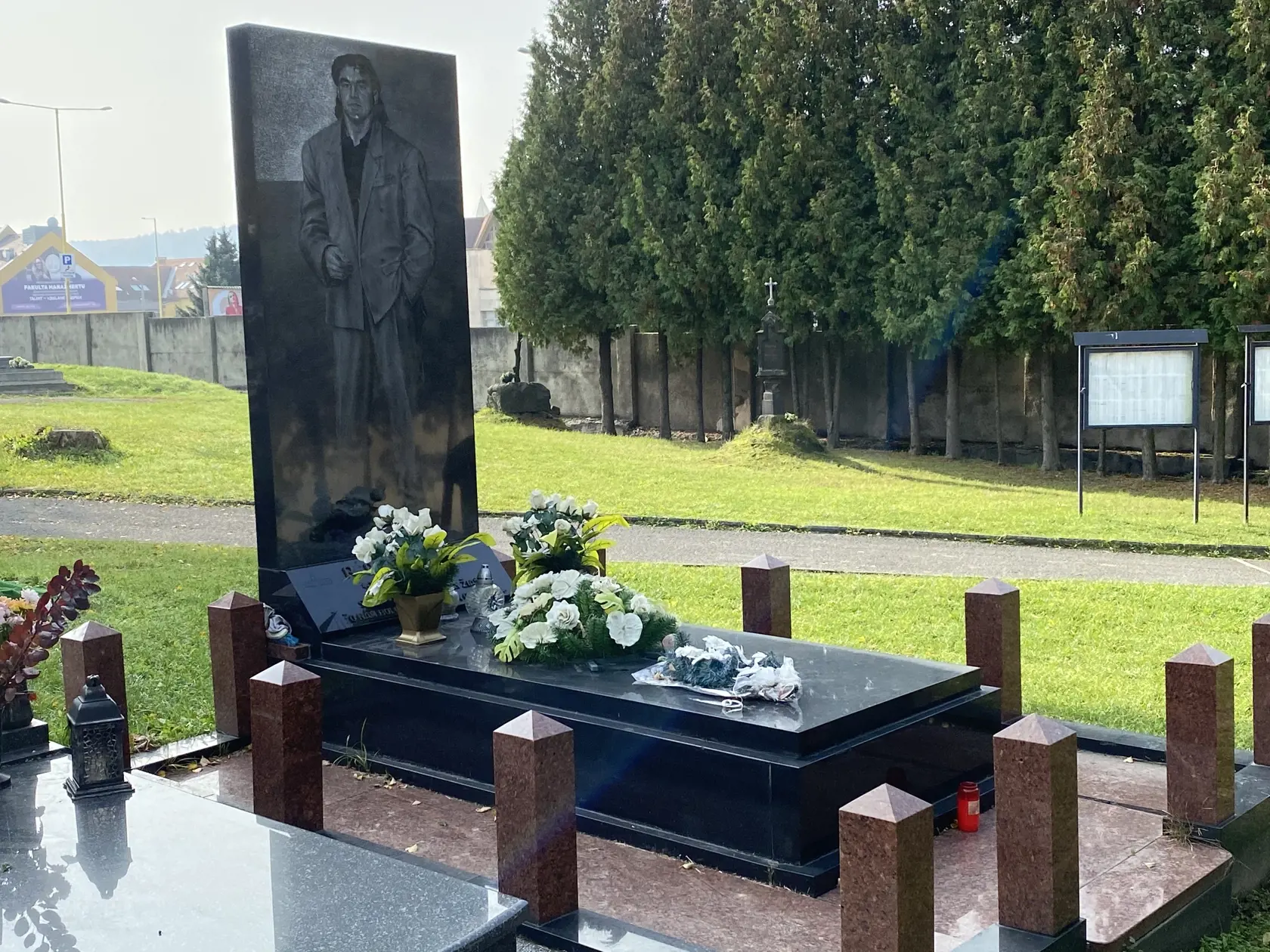 Mafiánsky hrob - podobizeň Róberta Holuba je vytesaná do mramoru v životnej veľkosti. Po neúspešnom atentáne na neho na benzínke KVP v Košiciach besnil, dal zavraždiť Jána Kromku, Alojzovho brata, ktorý bol jeden z aktérov atentátu na neho. Ten sa mu chcel pomstiť a pokúsil sa zavraždiť Holubovho brata Jozefa aj Petra Klešča, ktorý Jána pre Holuba vylákal.
