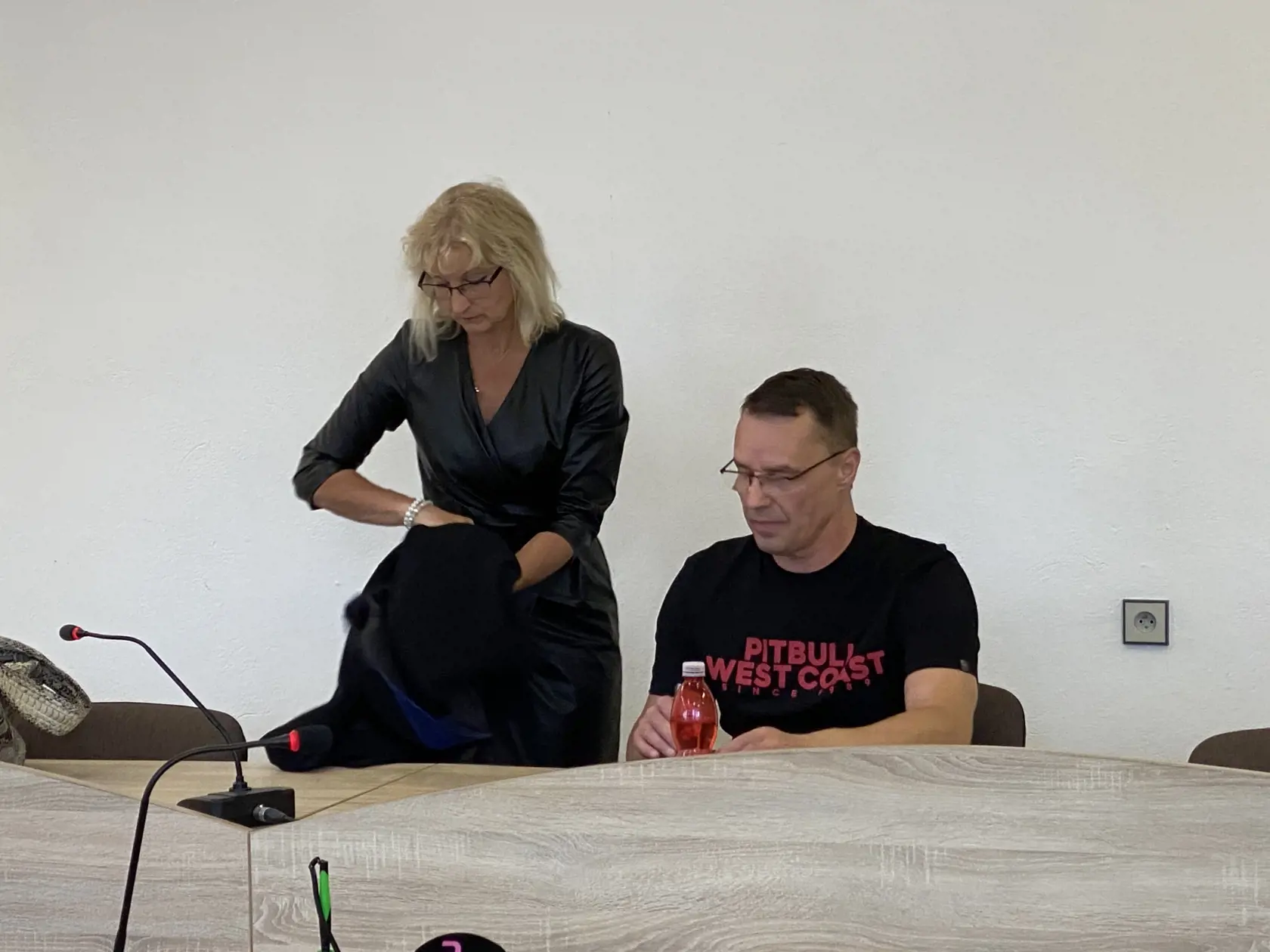 Odsúdený Slavomír Surový si už odsedel trest za vraždu, o ktorej tvrdí, že ju nespáchal. Roky sa snaží o obnovu konania. Na snímke so svojou obhajkyňou Zuzanou Bejdovou.