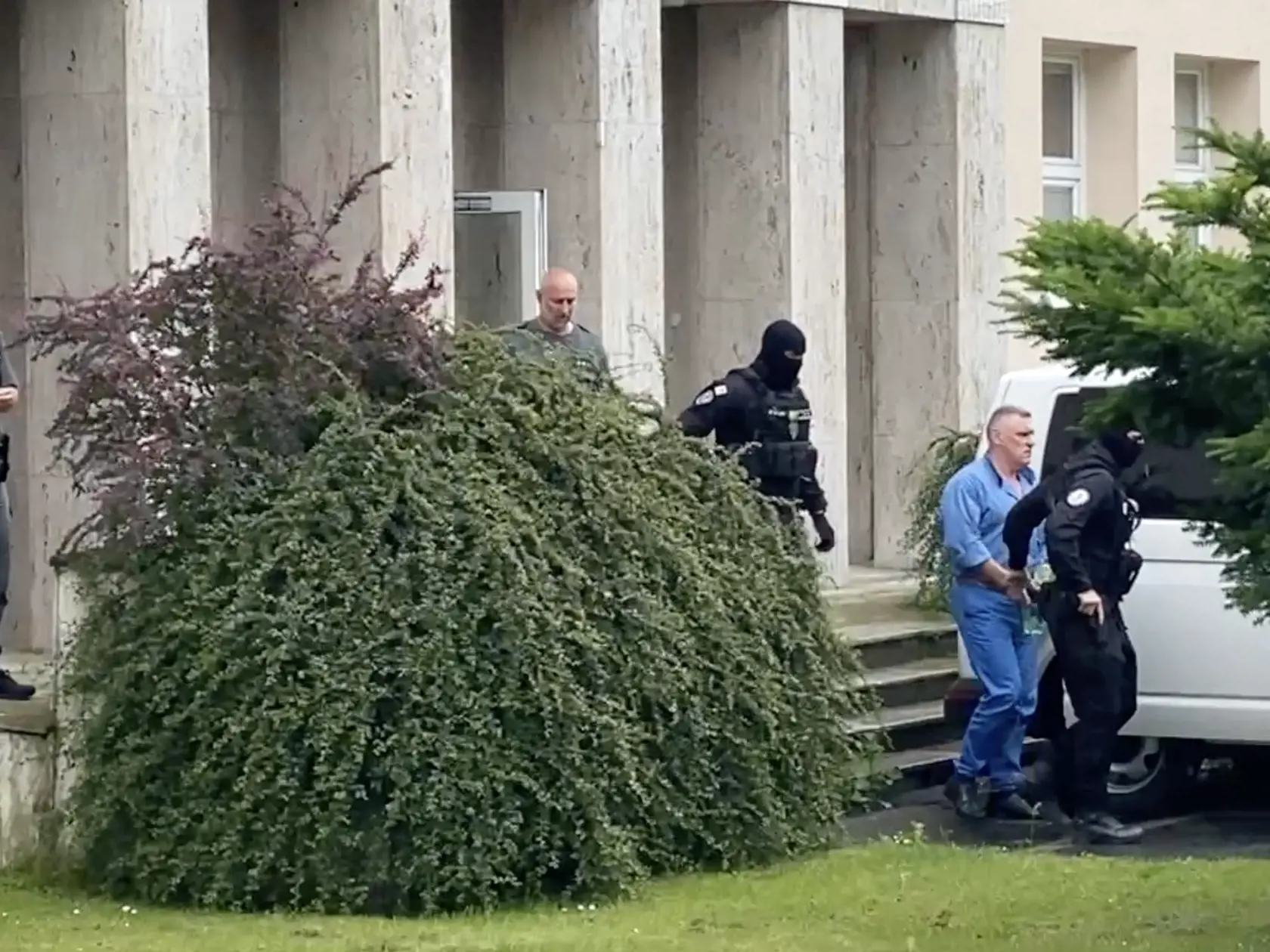 Eskorta odváža zo súdu po výpovedi Mikuláša Černáka do ilavského väzenia.