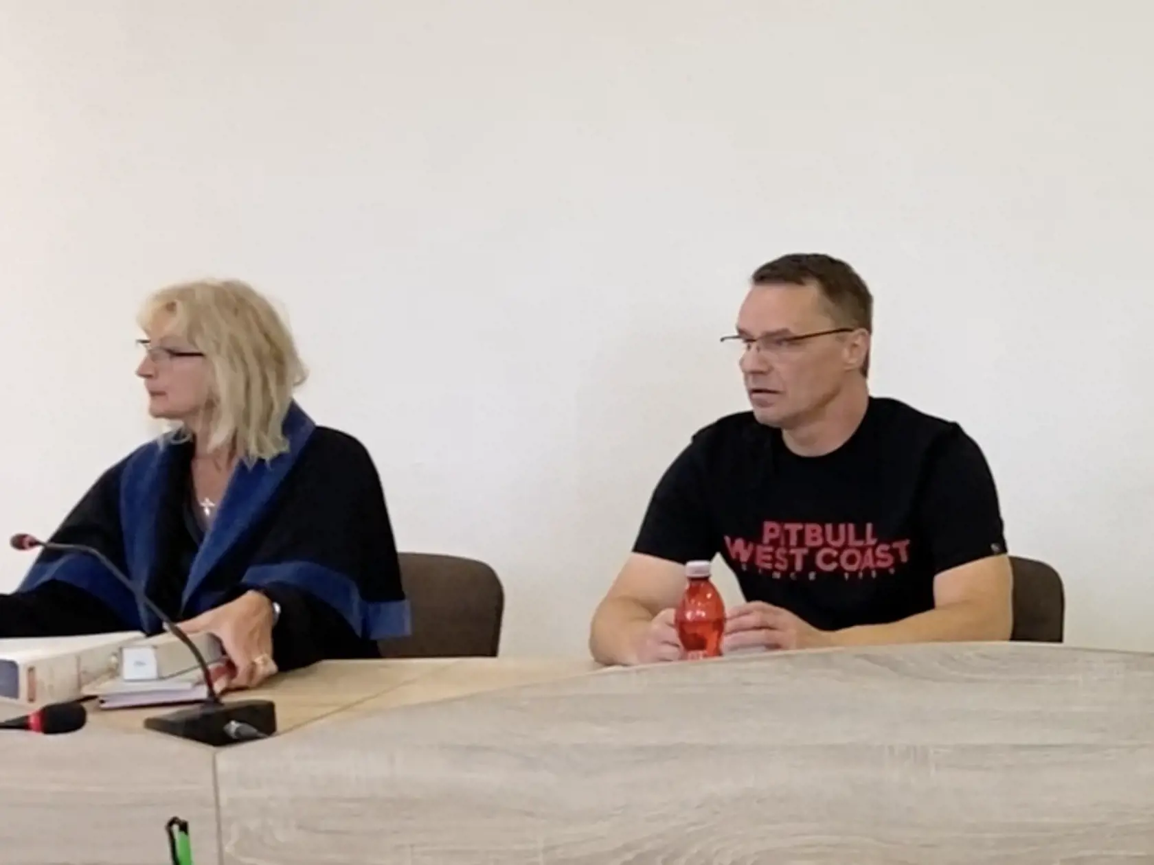 Odsúdený Slavomír Surový si už odsedel trest za vraždu, o ktorej tvrdí, že ju nespáchal. Roky sa snaží o obnovu konania. Na snímke so svojou obhajkyňou Zuzanou Bejdovou.