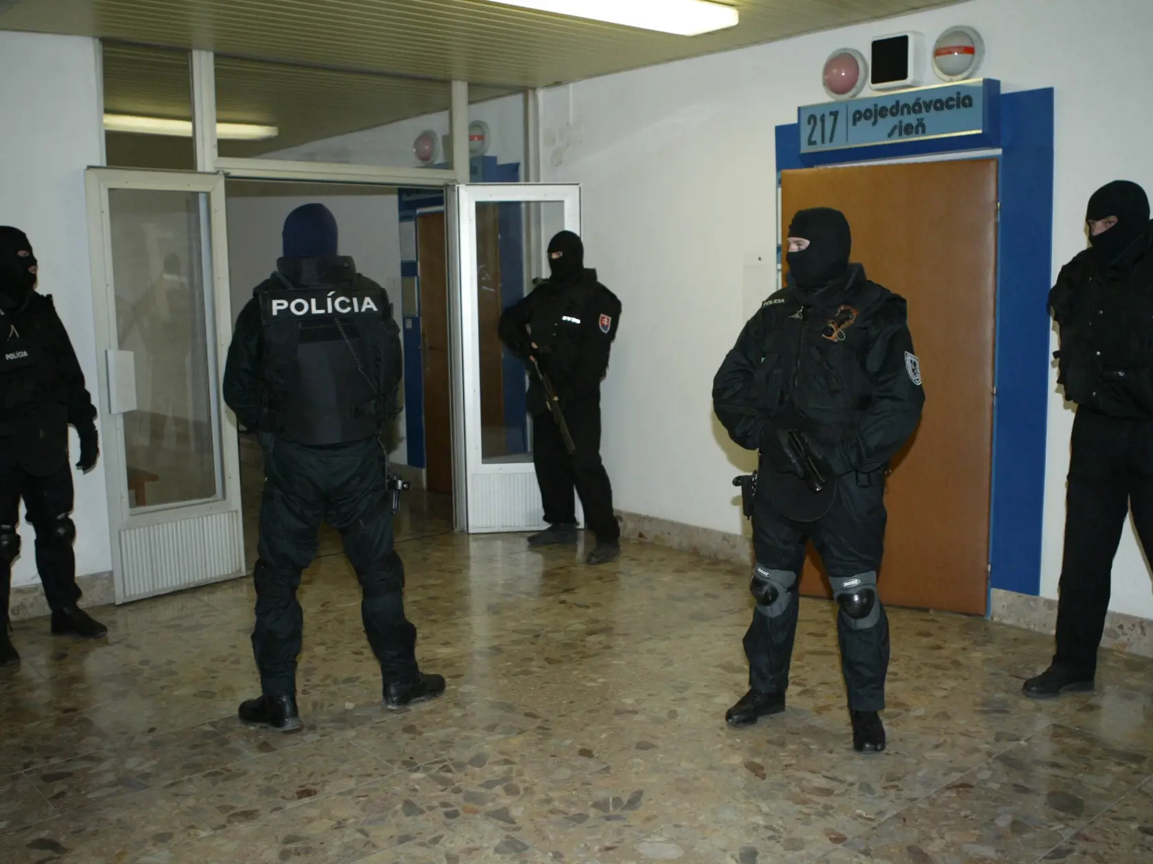 Foto z roku 2007 zo súdneho procesu v kauze vrážd Jána Kromku, Petra Klešča a pokusu o vraždu Jozefa Holuba - brata Róberta Holuba.  Ladislav Badó, Alexander Horváth a Dušan Borženský boli za tieto skutky odsúdení na 23 rokov basy v najprísnejšom stupni stráženia, Slavomír Surový pre vraždu Klešča a pokus o vraždu Holuba 15 rokov v tretej nápravnovýchovnej skupine.