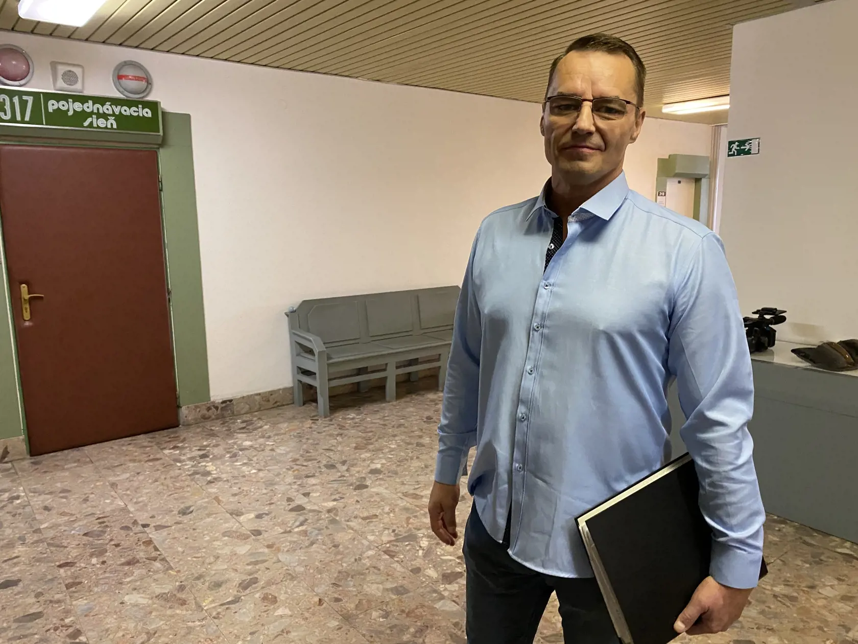 Slavomír Surový požiadal prešovský súd, ktorý ho odsúdil za vraždu, o obnovu konania. Snaží sa o ňu už niekoľko rokov. Jeho prípad prevzal iný sudca, pôvodný, ktorý sa žiadosťou zaoberal, odišiel na materskú dovolenku a tak všetko muselo začať odznova.