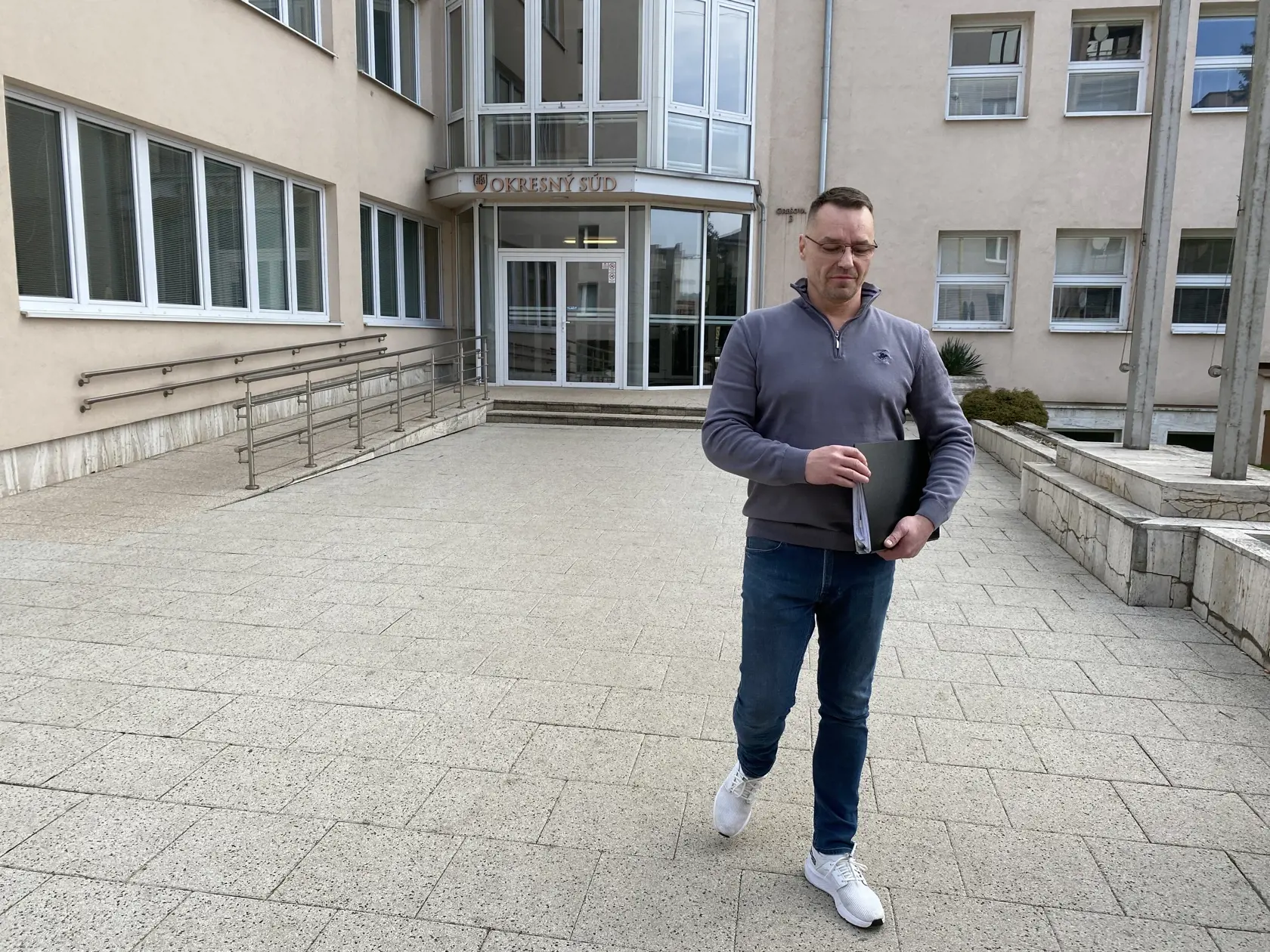 Slavomír Surový odchádza z prešovského okresného súdu 29. februára 2024. Znova prišiel z Brezna zbytočne, súd pojednávanie od roku 2018 odročil už po niekoľkýkrát.