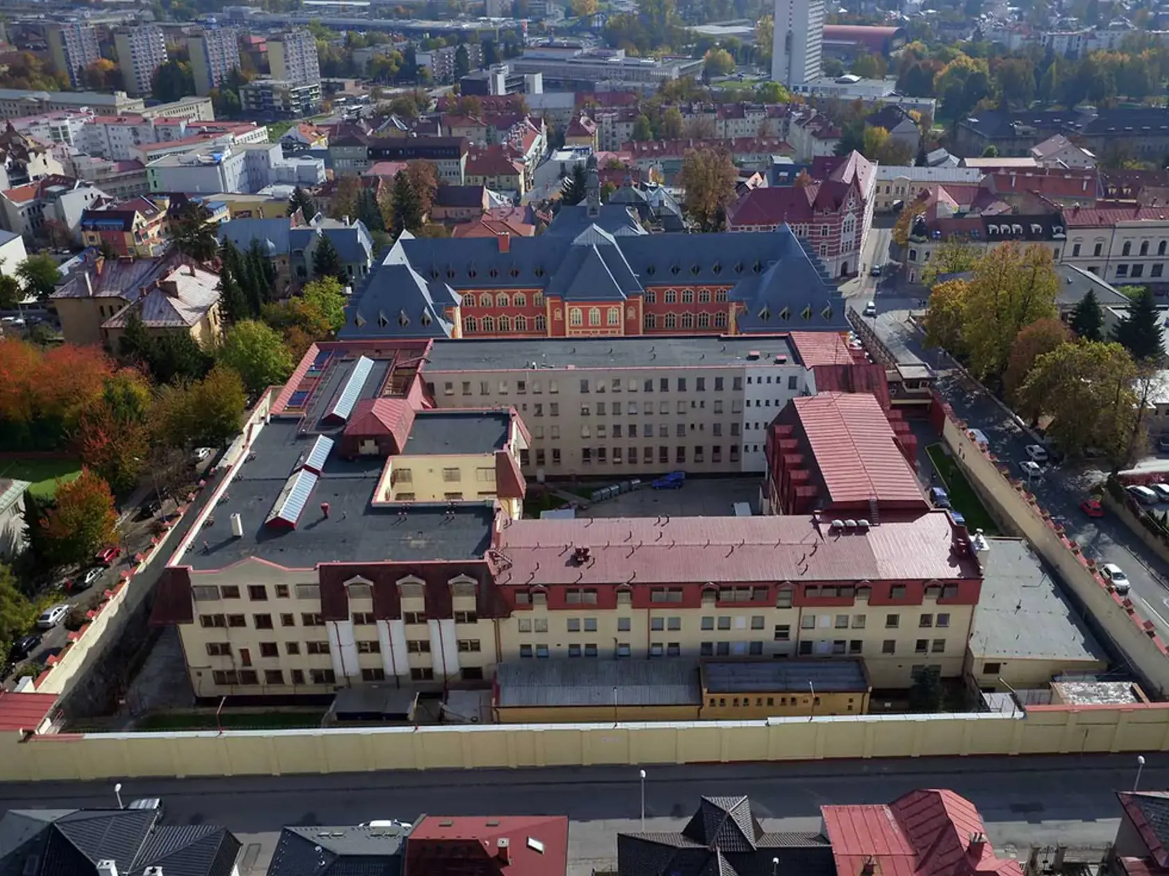 Vo väznici v Banskej Bystrici si odpykáva svoj trest Štefan Katrenič, ktorý zavraždil svoju manželku Agátu. 