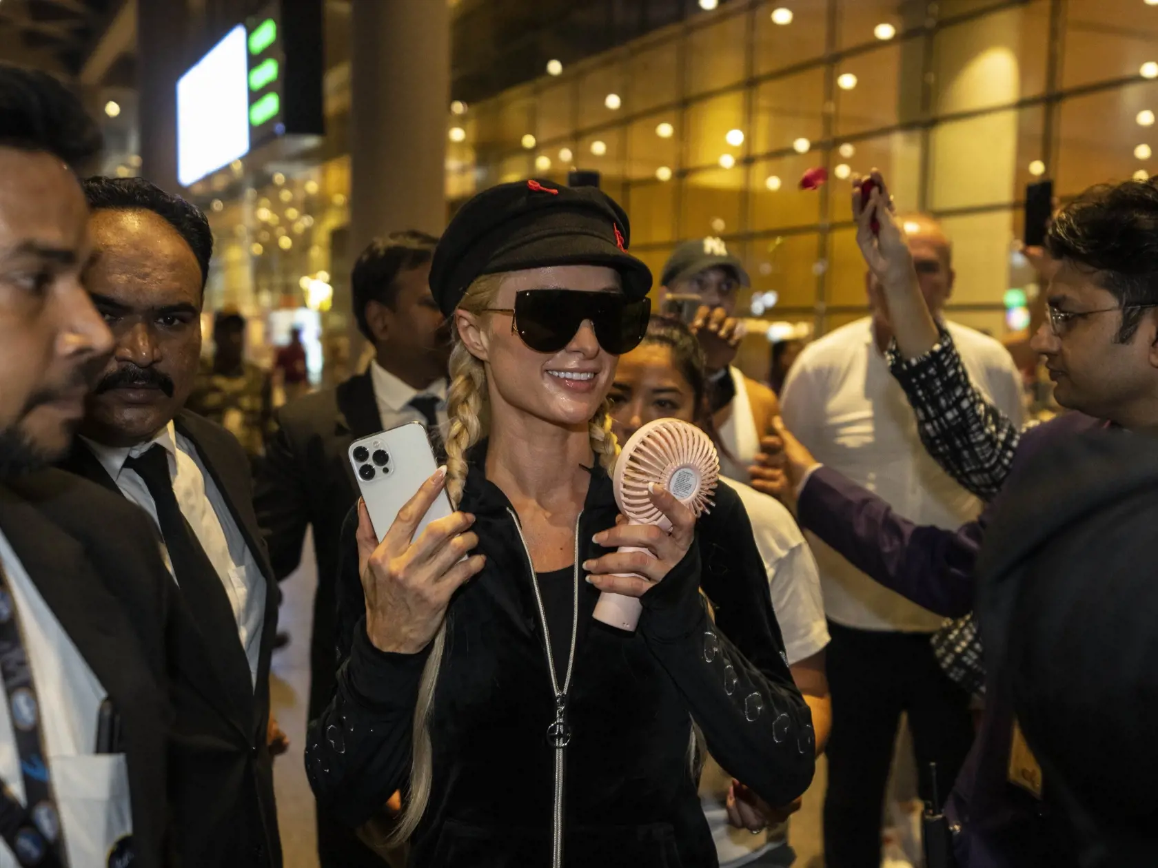 KK30 Bombaj - Americká celebrita Paris Hiltonová počas príchodu na medzinárodné letisko v Bombaji 19. októbra 2022. FOTO TASR/AP
American celebrity socialite Paris Hilton, is escorted by security after she arrived at the Chhatrapati Shivaji International Airport in Mumbai, India, Wednesday, Oct. 19. 2022.Hilton is on two days visit to India. (AP Photo/Rafiq Maqbool)
