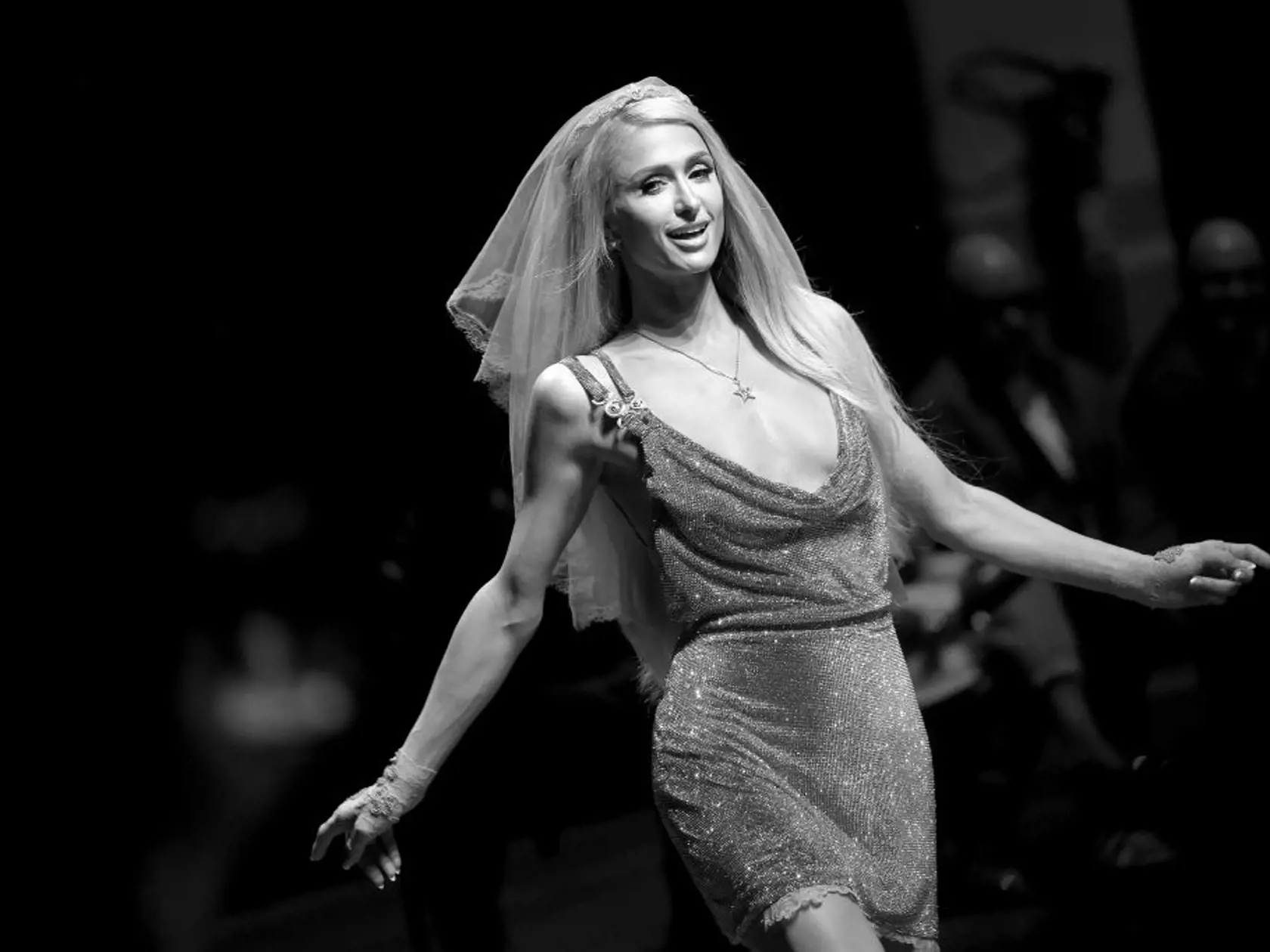 Paris Hilton zaujala na módnej prehliadke v sexi ružových šatách.