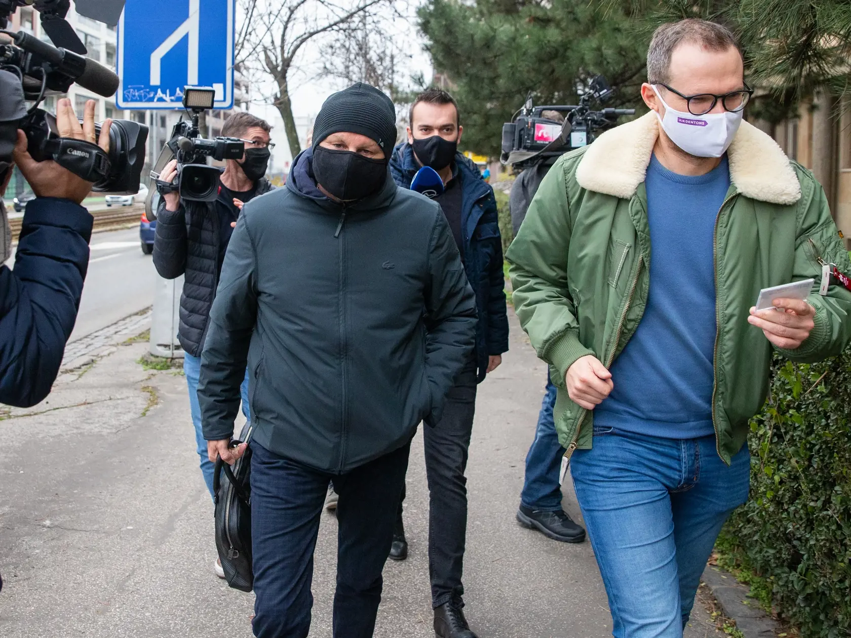 Na snímke je Bernard Slobodník a advokát Peter Kubina pred Policajným Zborom Slovenskej Repuky. 