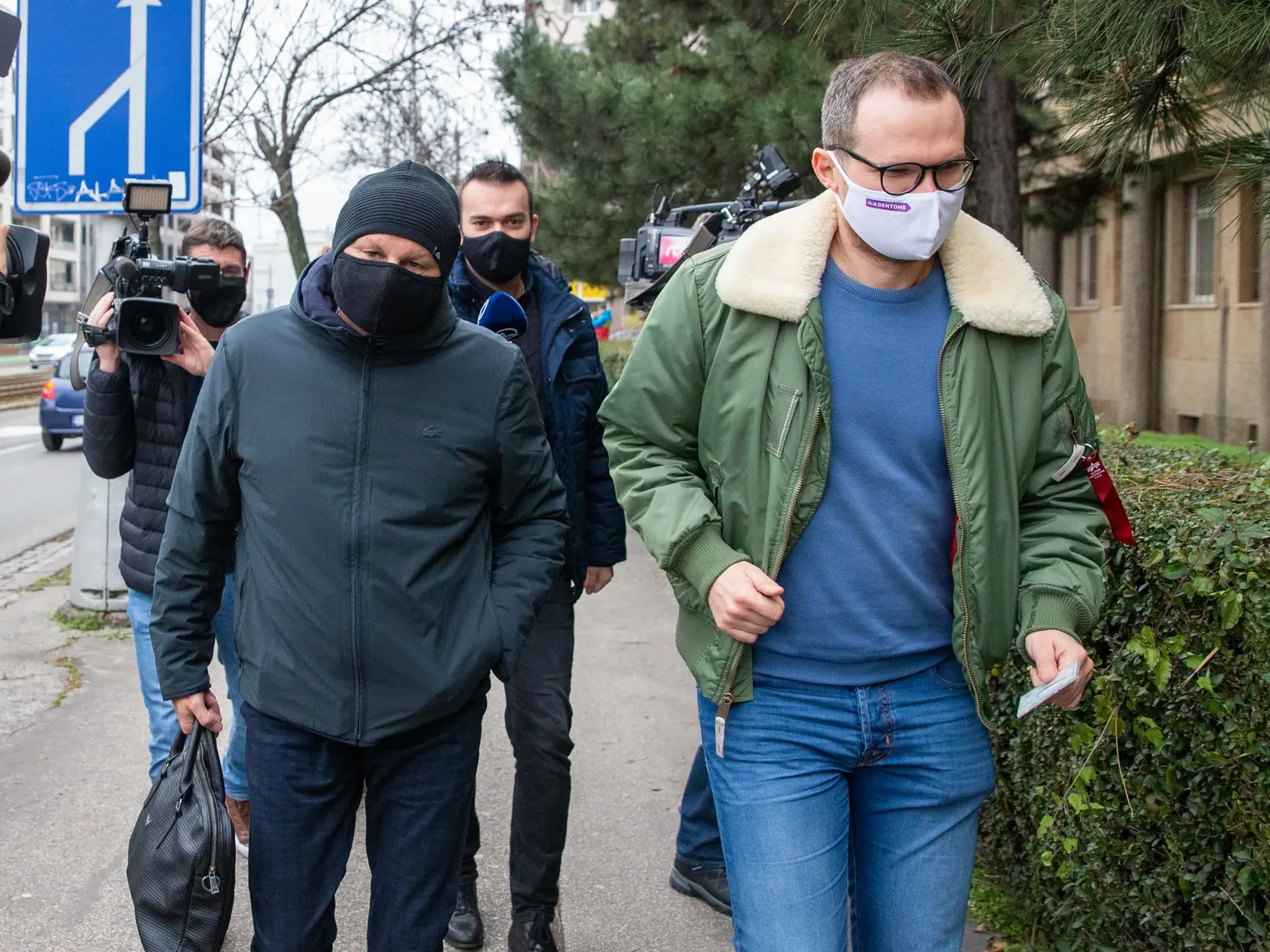 Na snímke je Bernard Slobodník a advokát Peter Kubina pred Policajným Zborom Slovenskej Repuky. 