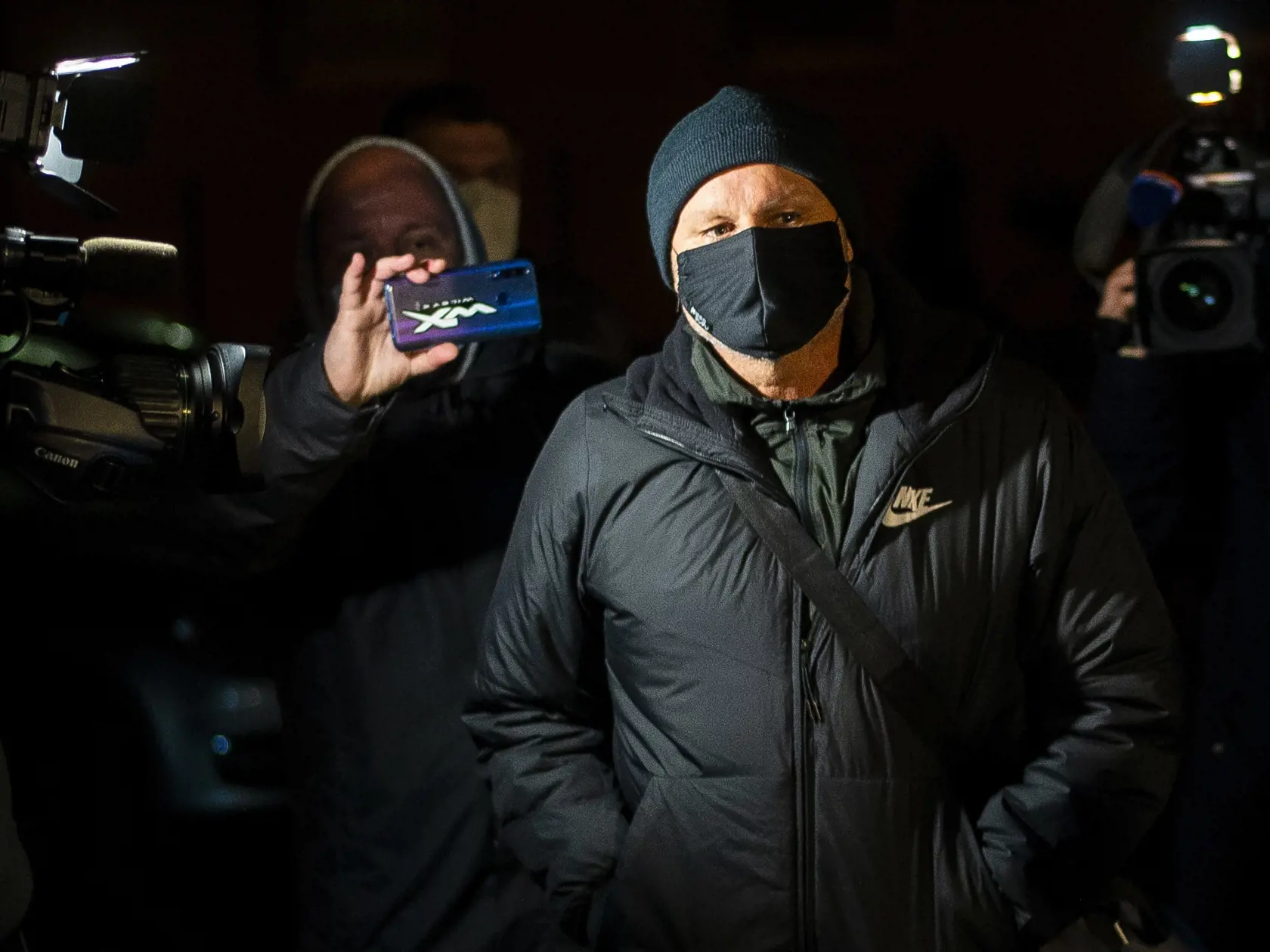 Sudca pre prípravné konanie Špecializovaného trestného súdu v Pezinku (ŠTS) začal v sobotu rozhodovať o návrhu prokurátora Úradu špeciálnej prokuratúry (ÚŠP) na väzobné stíhanie ôsmich bývalých vysokopostavených policajných funkcionárov, zadržaných vo štvrtok (5. 11.) v rámci akcie Očistec. Na snímke bývalý riaditeľ finančnej jednotky Národnej kriminálnej agentúry (NAKA) Bernard Slobodník po prepustení 8. novembra 2020 v Pezinku. FOTO TASR – Jakub Kotian