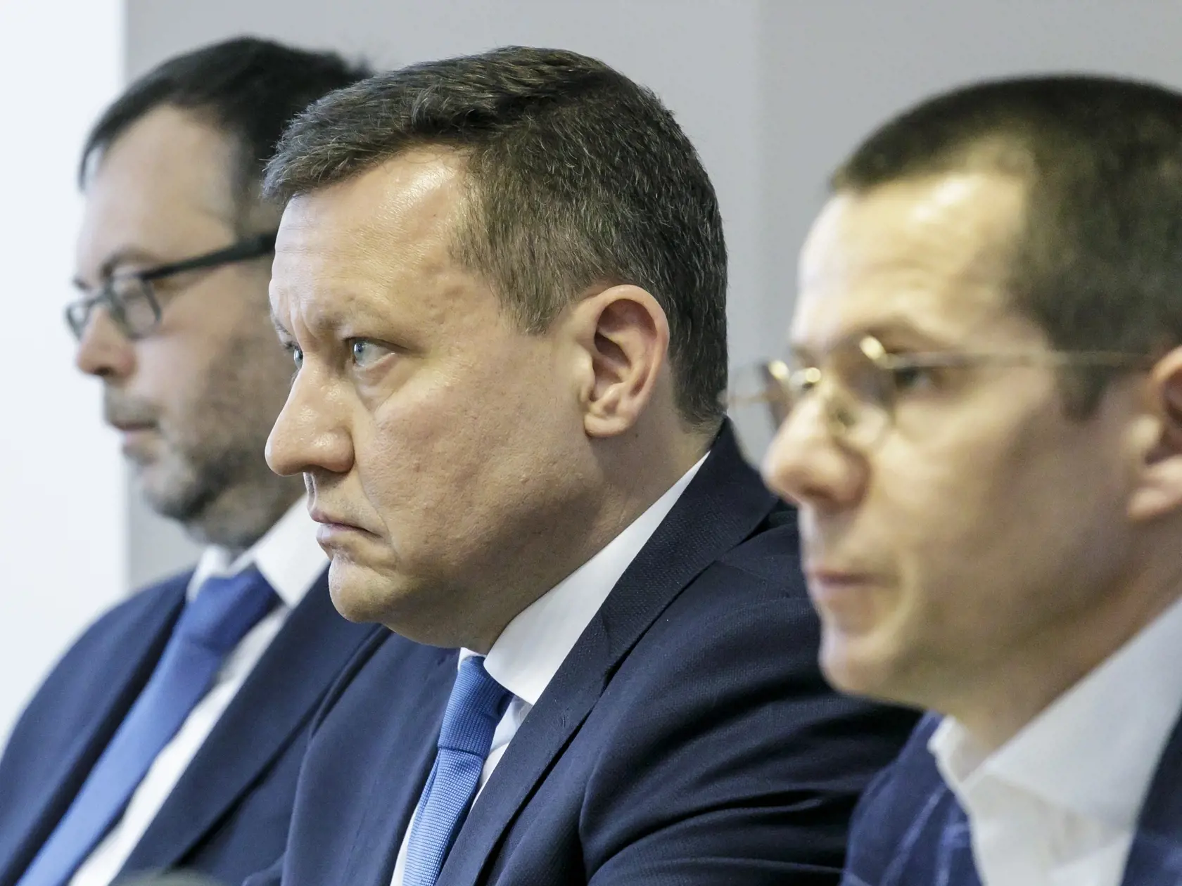 Na snímke zľava zástupca špeciálneho prokurátora Úradu špeciálnej prokuratúry Ladislav Masár, špeciálny prokurátor Úradu špeciálnej prokuratúry Daniel Lipšic a dočasne poverený prezident Policajného zboru SR Štefan Hamran počas tlačovej konferencie na tému objasnená trestná činnosť vo veci vyzvedačstva a korupcie v súvislosti s Ruskou federáciou v Bratislave 15. marca 2022. FOTO TASR - Dano Veselský