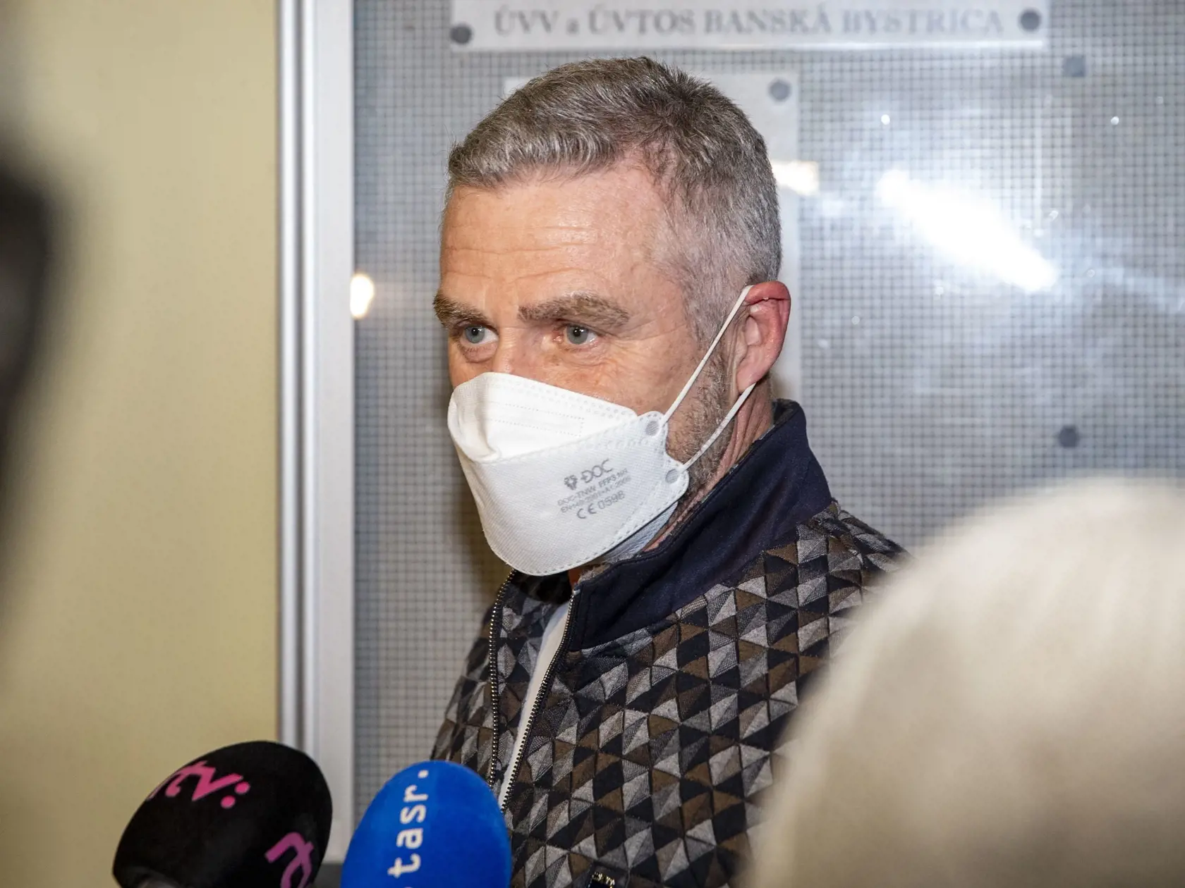 Na snímke je bývalý policajný prezident Tibor Gašpar pri prepustení z väzby. 
