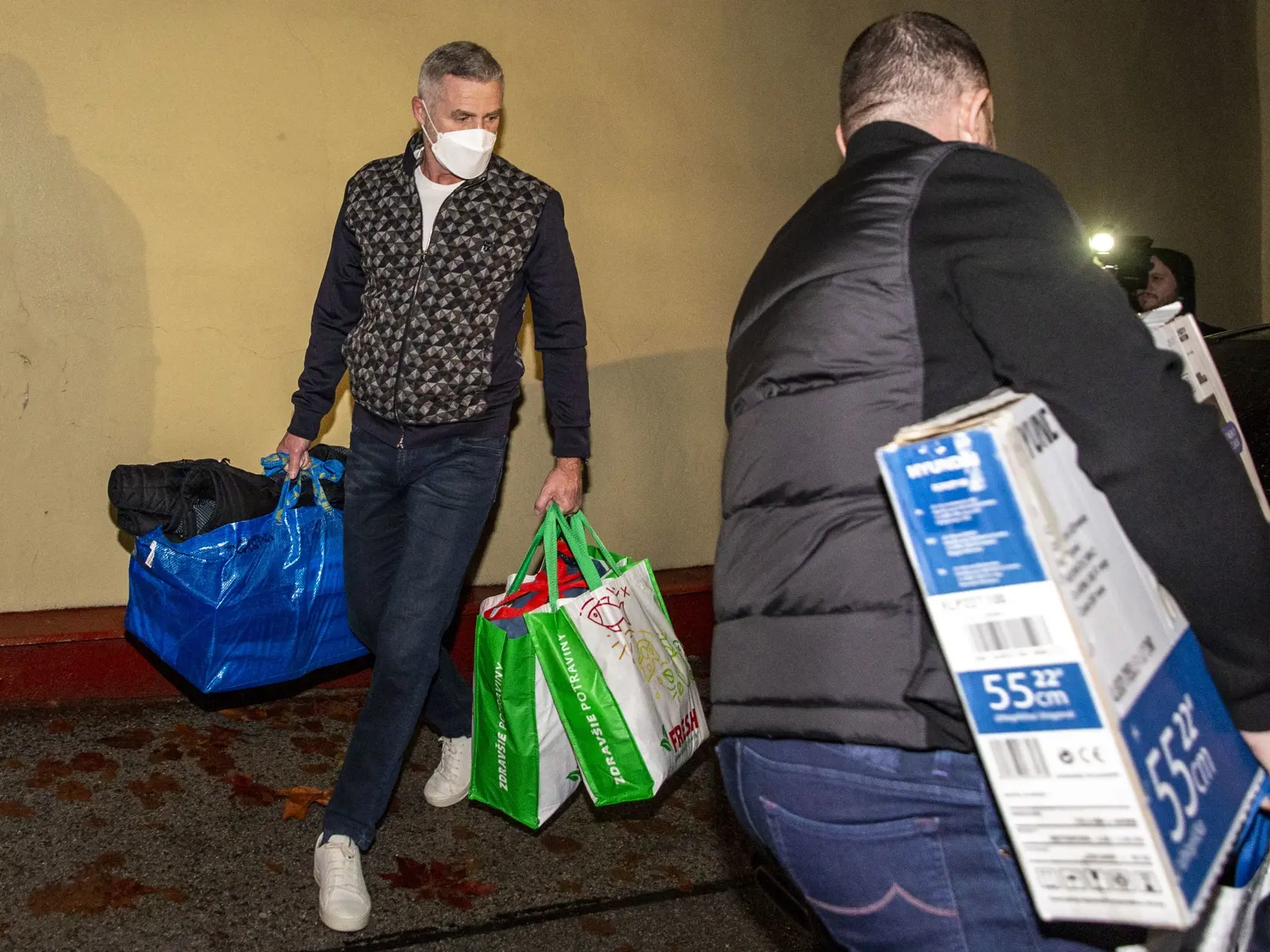 Na snímke je bývalý policajný prezident Tibor Gašpar pri prepustení z väzby. 