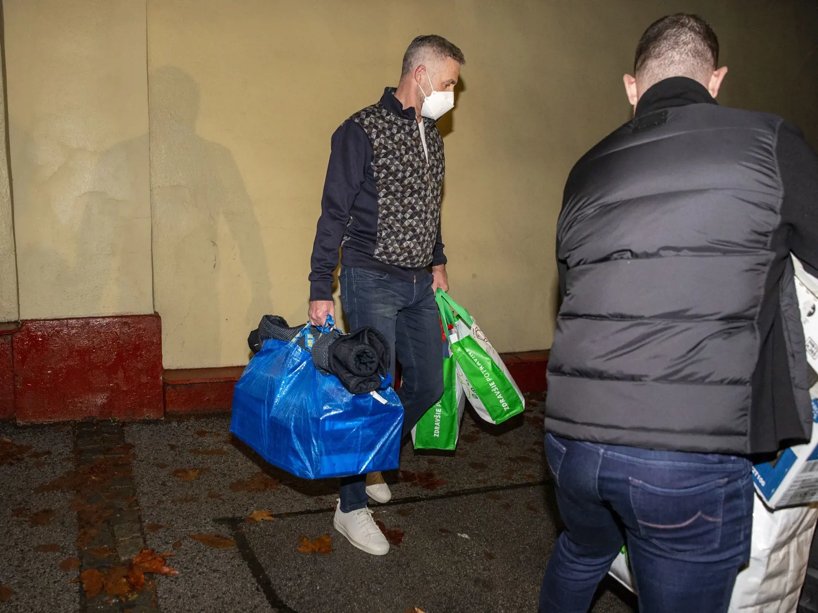 Na snímke je bývalý policajný prezident Tibor Gašpar pri prepustení z väzby. 