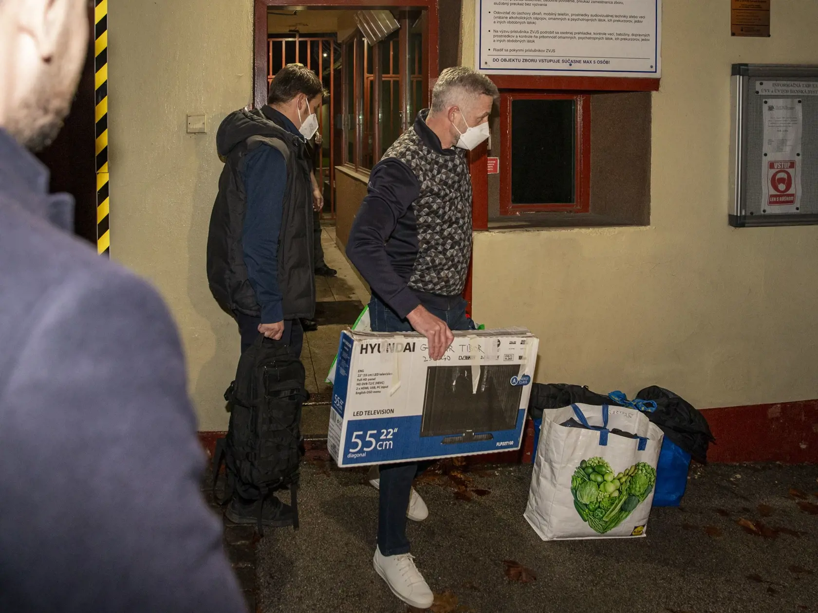 Na snímke je bývalý policajný prezident Tibor Gašpar pri prepustení z väzby. 