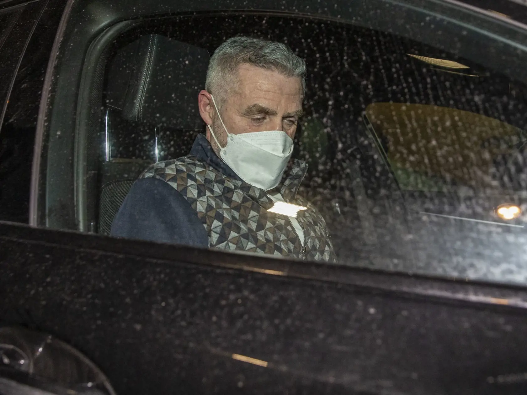 Na snímke je bývalý policajný prezident Tibor Gašpar pri prepustení z väzby. 