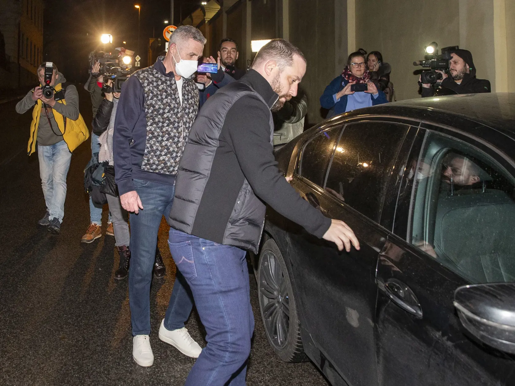 Na snímke je bývalý policajný prezident Tibor Gašpar pri prepustení z väzby. 
