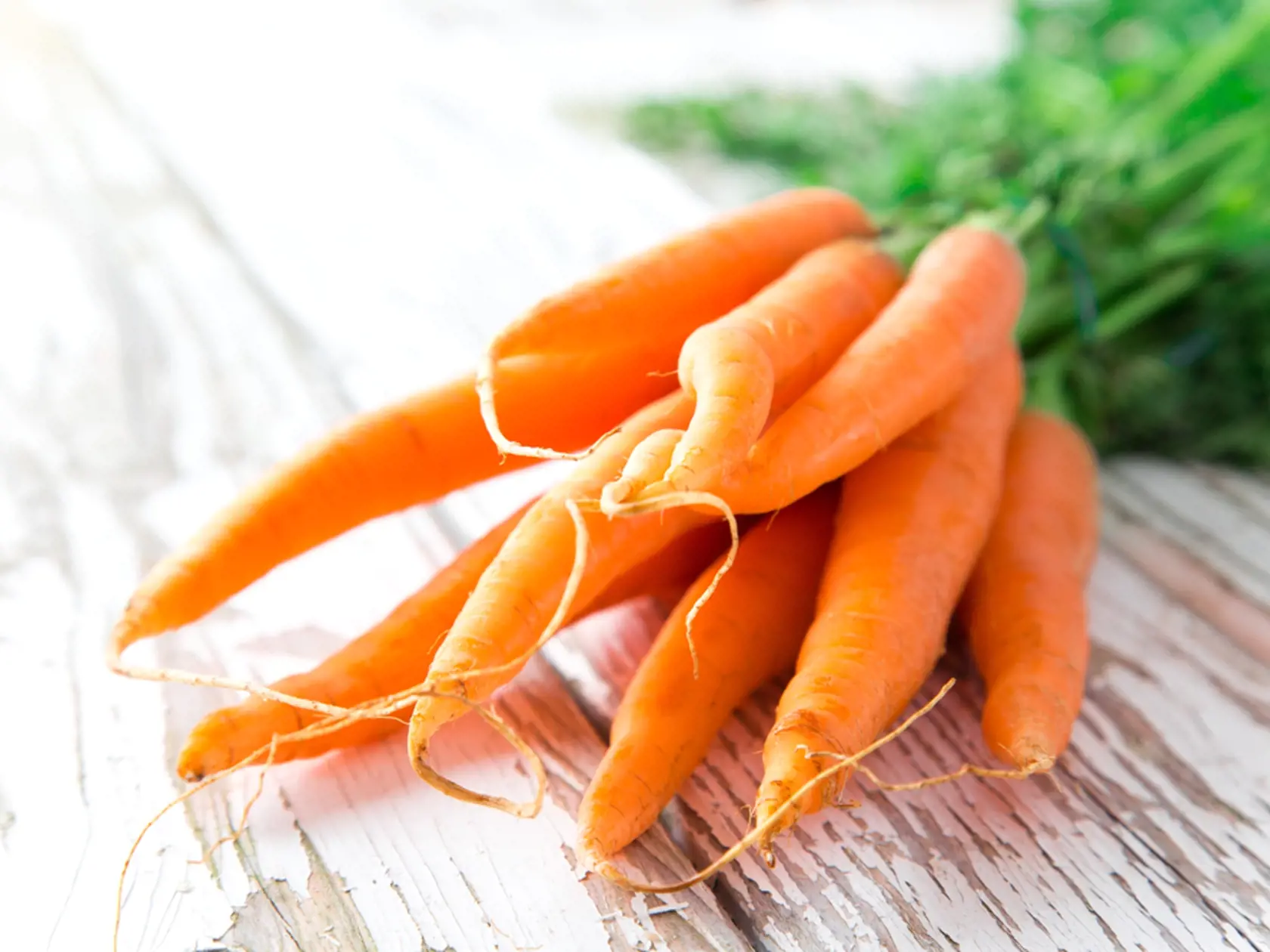 Betakarotén je karotenoid, ktorý slúži ako žltočervené rastlinné alebo živočíšne farbivo. V ľudskom tele patrí k významným antioxidantom. Ide vlastne o provitamín A, ktorý sa v organizme mení na vitamín A. Pri jeho nedostatku sa zvyšuje riziko rakoviny a klesá celková obranyschopnosť organizmu. Má veľký význam pre zachovanie zdravého zraku, pozitívne vplýva na pokožku a prispieva k normálnej funkcii imunitného systému. Kde ho hľadať v prirodzených zdrojoch? Tekvica, mrkva, cvikla, červená a žltá
