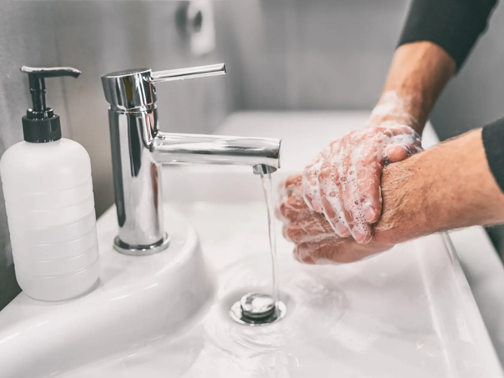 Zlá hygiena

Zdravie máme v našich rukách a v tomto prípade to platí doslova. Aj keď je to samozrejmosť, občas na ňu každý z nás zabudne. Priznajte si, koľkokrát ste si zabudli umyť ruky predtým, než ste išli jesť? Tento na prvý pohľad nevinný zlozvyk do veľkej miery ovplyvňuje vašu imunitu.
