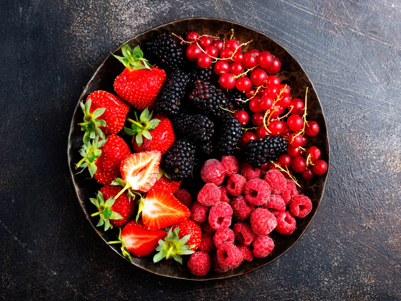 4. Nezabúdajte na antioxidanty
Do svojho jedálnička zaraďte čučoriedky, jahody, maliny, čierne ríbezle či goji. Tieto potraviny sú výbornými zdrojmi antioxidantov. Obsahujú polyfenoly vrátane quercetinu a antokyánov, ktoré im prepožičiavajú výnimočné zafarbenie. Brokolica a hlúbová zelenina: kel, kapusta, špenát, karfiol a brokolica sú známe tým, že podporujú imunitu.