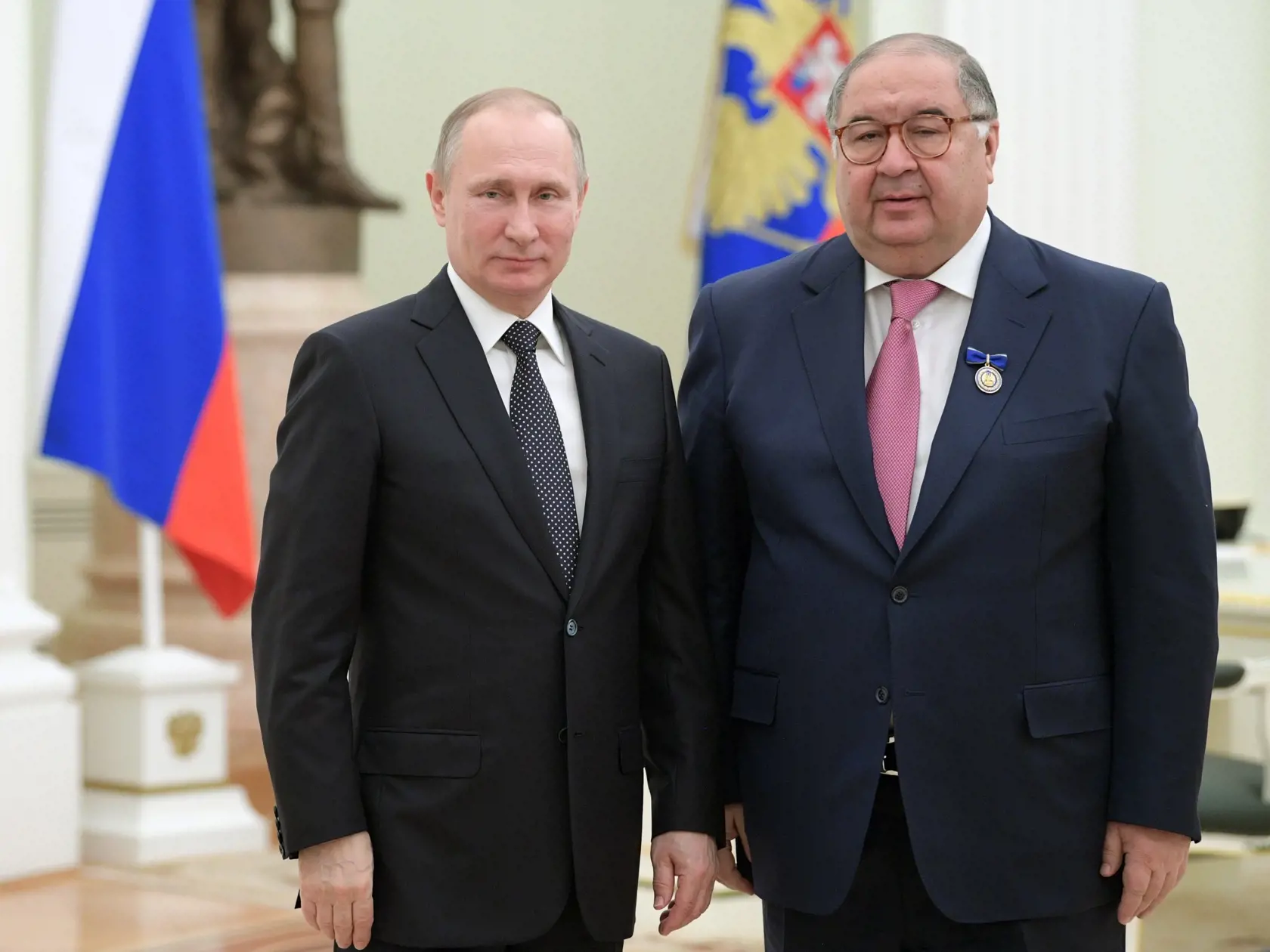 KK12 archív Moskva - Na archívnej snímke z 26. januára 2017 ruský prezident Vladimir Putin a ruský miliardár Ališer Usmanov v Moskve. Britská vláda vo štvrtok 4. marca 2022 oznámila, že v súvislosti s ruskou inváziou na Ukrajinu uvalila sankcie na ruského miliardára Ališera Usmanova a bývalého podpredsedu vlády Igora Šuvalova. FOTO TASR/AP
FILE - Russian President Vladimir Putin, left, poses for a photo with USM Holdings founder, businessman Alisher Usmanov during an awarding ceremony in Moscow'