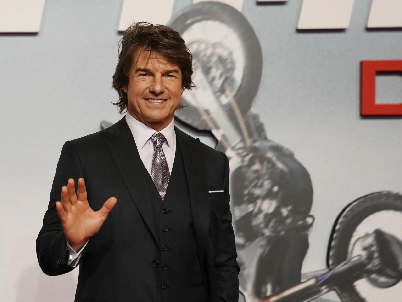 EBE 14 Abú Zabí- Na snímke americký herec Tom Cruise pózuje fotografom pred premiérou akčného filmu Mission Impossible: Odplata - Prvá časť v hoteli Emirates Palace Mandarin Oriental v saudskoarabskom Abú Zabí 26. júna 2023. FOTO TASR/AP

Tom Cruise waves for photographers at the premiere of the film "Mission Impossible, Dead Reckoning Part One" at the Emirates Palace in Abu Dhabi, United Arab Emirates, Monday, June 26, 2023. (AP Photo/Kamran Jebreili)