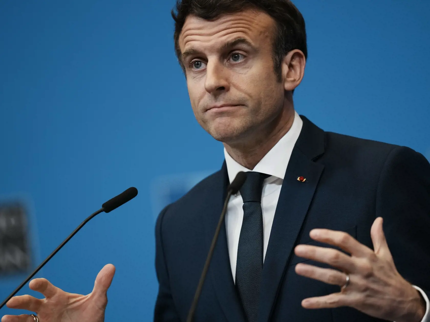 PK 35 Brusel - Francúzsky prezident Emmanuel Macron odpovedá na otázky novinárov počas tlačovej konferencie po summite Severoatlantickej aliancie NATO a stretnutí G7 v sídle NATO v Bruseli vo štvrtok 24. marca 2022. Macron verí, že Čína neurobí nič, čo by mohlo eskalovať konflikt na Ukrajine, a naopak, urobí všetko pre jeho ukončenie. FOTO TASR/AP

French President Emmanuel Macron speaks during a media conference, after an extraordinary NATO summit and Group of Seven meeting, at NATO headquarter