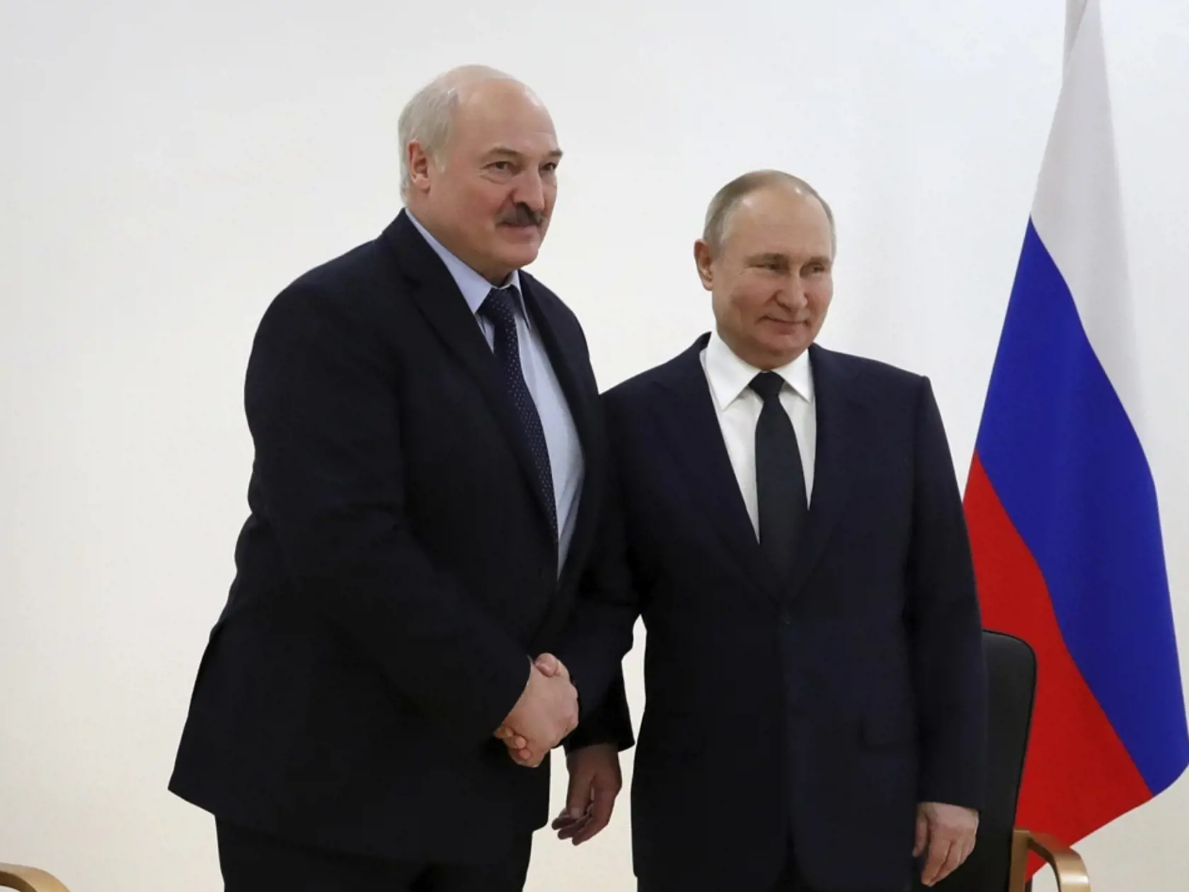JB 1 Tsiolkovskyj - Ruský prezident Vladimir Putin (vpravo) si podáva ruku s bieloruským prezidentom Alexandrom Lukašenkom počas ich stretnutia v rámci návštevy kozmodrómu Vostočnyj, nachádzajúceho sa v Amurskej oblasti na ruskom Ďalekom východe pri hraniciach s Čínou v regióne Tsiolkovskyj 12. apríla 2022. Ide o prvú Putinovu cestu mimo Moskvy od začiatku ruskej invázie na Ukrajinu. Rusko si dnes pripomína 61. výročie Gagarinovej pionierskej misie do vesmíru 12. apríla 1961. Preto sa tento deň 