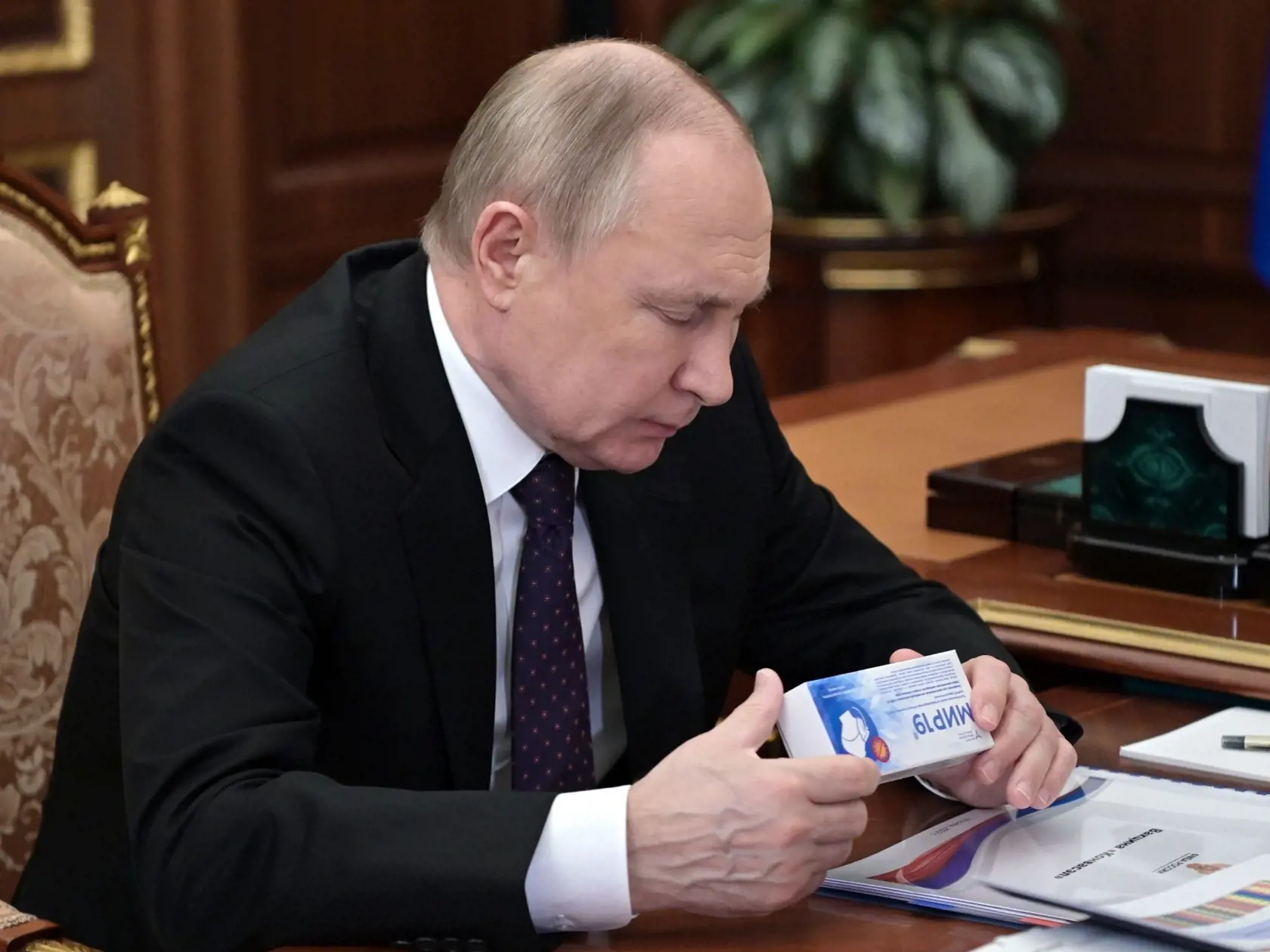 JB 15 Moskva - Ruský prezident Vladimir Putin sa pozerá na krabičku liekov MIR 19 na liečbu koronavírusu počas jeho stretnutia so šéfkou Liečebno-biologickej agentúry Ruskej federácie Veronikou Skvorcovovou (nie je nasnímke) v Moskve 15. marca 2022. FOTO TASR/AP

Russian President Vladimir Putin looks at a drug for the treatment coronavirus MIR 19 as he meets with Veronika Skvortsova, a head of Federal Medical-Biological Agency of the Russian Federation in Moscow, Russia, Tuesday, March 15, 2022