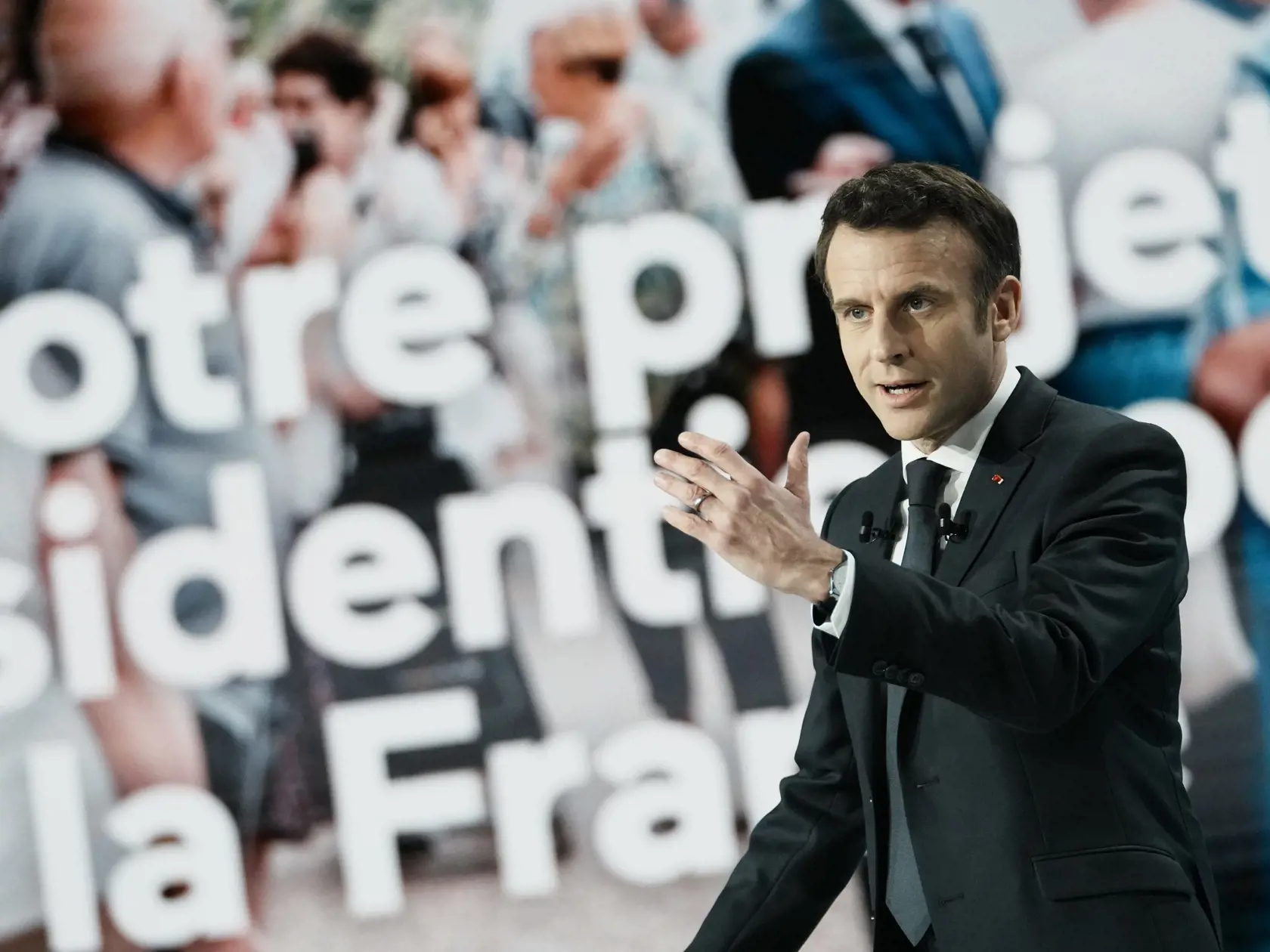 PK 6 Aubervilliers - Francúzsky prezident Emmanuel Macron sa prihovára počas tlačovej konferencie k jeho kampani za znovuzvolenie do funkcie prezidenta v Aubervilliers, severne od Paríža, vo štvrtok 17. marca 2022. Macron oznámil svoju opätovnú kandidatúru začiatkom marca, ale doteraz neorganizoval žiadne mítingy. Dve kolá prezidentských volieb vo Francúzsku sa budú konať 10. a 24. apríla 2022. FOTO TASR/AP 

French President Emmanuel Macron delivers his speech during a presidential campaign new