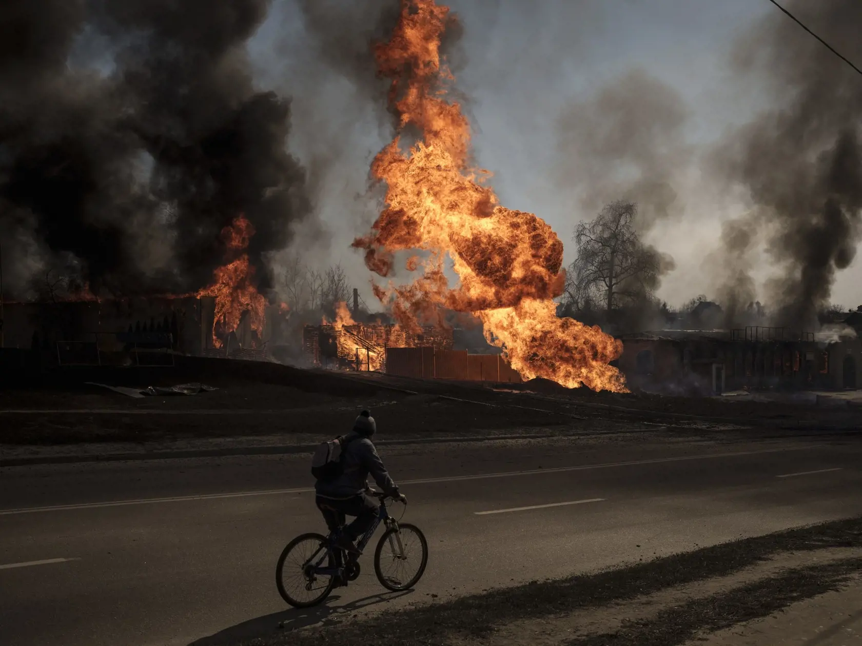 PK 37 Charkov - Cyklista prechádza okolo požiaru a dymu po ruskom útoku v Charkove v piatok 25. marca 2022. FOTO TASR/AP

A man rides his bike past flames and smoke rising from a fire following a Russian attack in Kharkiv, Ukraine, Friday, March 25, 2022. (AP Photo/Felipe Dana)